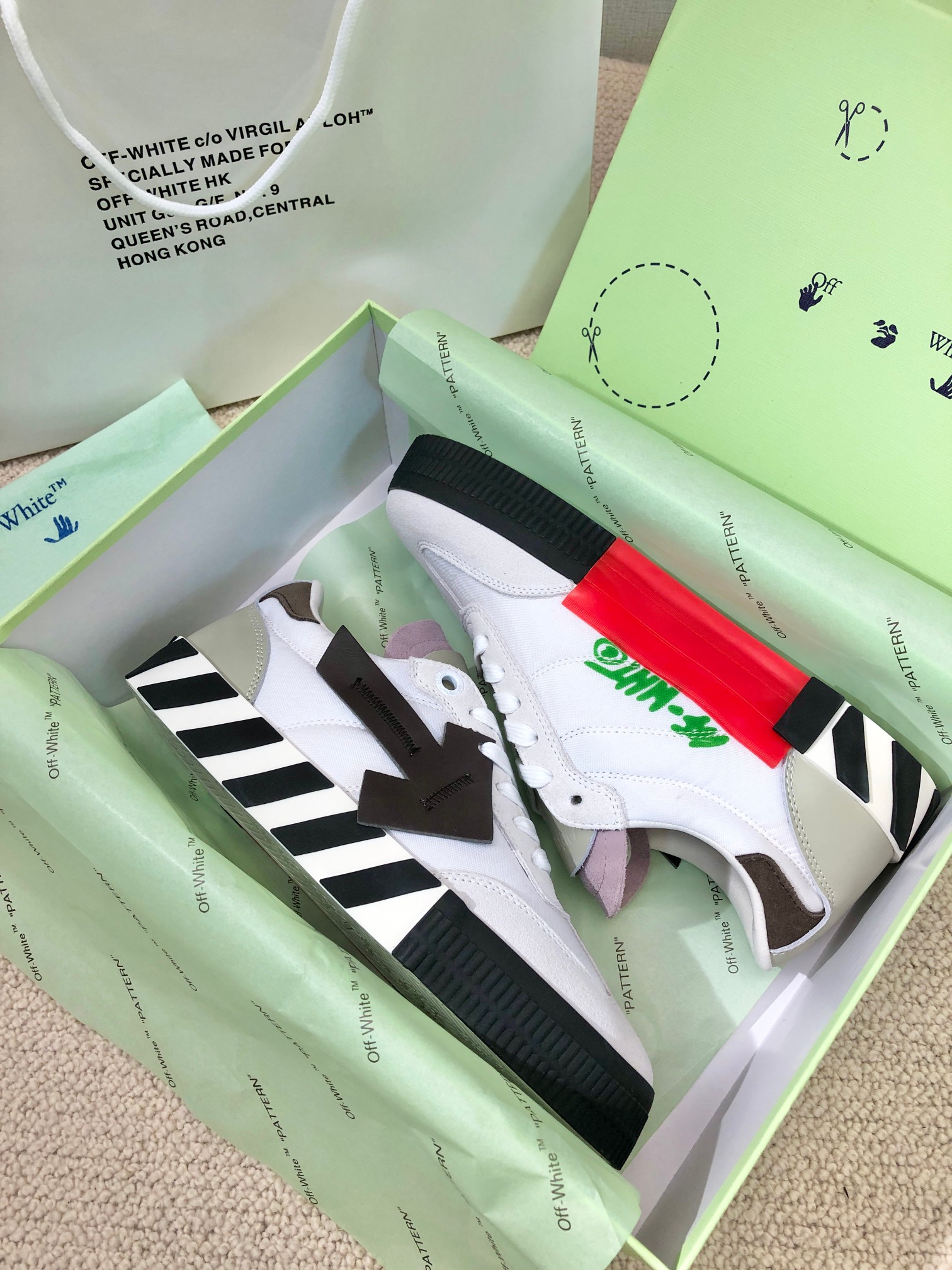 NO:244259,OFF-WHITE couple style, the latest color on the official website, the giant trendy brand benchmark, the new contrasting color feel, the women's style (35-40) for men (39-45) for Italian, European and American purchasing agents. The latest series of new white special color-blocking arrows, the new seasonal items, paired with geometric patterns, Japanese tailoring is high-profile and eye-catching, and the trendy people's eyes are the contrasting color beauty to a new height. Fabric cowhide/high mercerized beef reverse velvet, lining sheepskin lining, large bottom rubber bottom, packaging with full set of packaging!  !  !  , casual shoes/sports shoes, off white, sneakers, cowhide, sheepskin19860909OFF-WHITE情侣款 官网最新色 巨献潮牌标杆 新配撞色feel 女款（35-40） 男款（39-45） 意大利欧美代购最新系列小白专宠拼色箭头新季单品,搭配几何图案日系剪裁高调而抢眼直击各路网红,潮人目光 撞色美出新高度. 面料牛皮／高丝光牛反绒 里料羊皮里 大底橡胶大底 包装配全套包装！！！,休闲鞋/运动鞋,off white,sneakers,cowhide,sheepskin,Women's Shoes