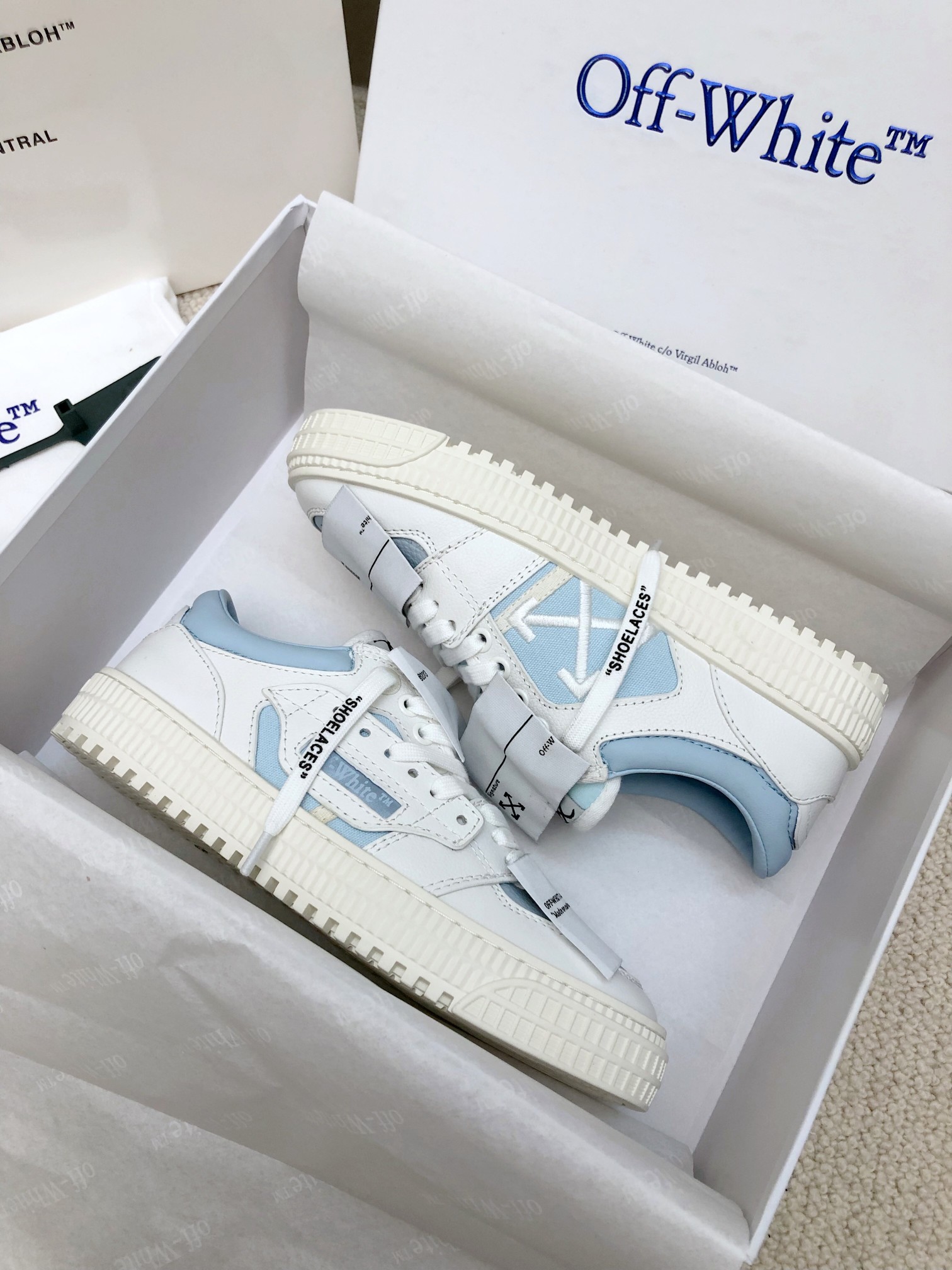 NO:284007,OFF WHITE couple model 35-45 New OFF arrow OW sports shoes LOW3.0 youthful atmosphere series oblique zebra square X label design fashion sense is full of good view foul bold letter elements fun parkour absolute highest quality version series original mold opening, original cover last, production process 1:1 original version more and more celebrities' choices change in classics and innovate in trends. Fight to get rid of the constraints and throw away the streets. Although the design is not the originator of fashion design, it is definitely a shiny dark horse in pioneer design. Don't follow the trend and don't go with the flow. It is not universal beauty. Fabric top layer cowhide, lining top layer sheepskin inner lining, foot pad original mold opening high elastic environmentally friendly molding pad Midsole original cover last process production, big sole rubber outsole packaging official website synchronized full packaging (brand wrapping paper, brand certificate, brand cloth bag) Note: leather buckle (15 yuan per piece), off  white, cowhide, sheepskin19860909OFF WHITE情侣款 35-45 新款OFF箭头OW运动小板鞋LOW3.0青春气息系列斜斑马方形X标签设计时尚感拉满好看到犯规粗体字母元素趣味跑酷绝对市场最高品质版本系列原版开模,原版套楦,制作工艺1:1原版越来越多明星网红的不二选择在经典上变化在潮流中创新争脱束缚甩开烂大街的设计虽算不上是时尚设计的鼻祖但绝对是先锋设计中的一匹闪亮黑马不随波逐流不普世之美 面料头层牛皮 里料头层羊皮内里 垫脚原版开模高弹环保成型垫 中底原版套楦工艺制作 大底橡胶大底 包装官网同步全套包装（品牌包纸,品牌合格证,品牌布袋） 备注:皮扣（15元每条）,,off white,cowhide,sheepskin,Men's shoes