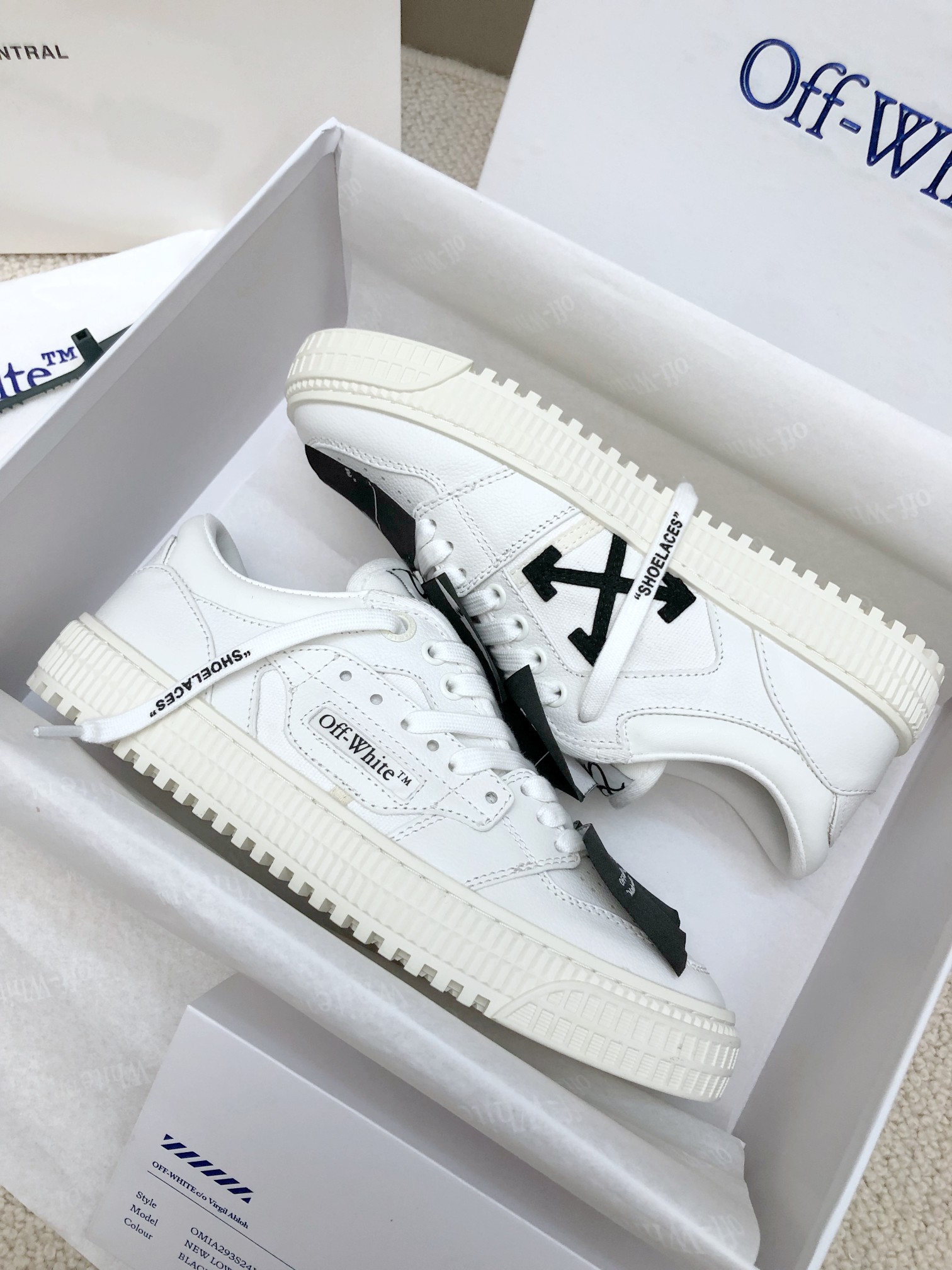 NO:284004,OFF WHITE couple model 35-45 New OFF arrow OW sports shoes LOW3.0 youthful atmosphere series oblique zebra square X label design fashion sense is full of good view foul bold letter elements fun parkour absolute highest quality version series original mold opening, original cover last, production process 1:1 original version more and more celebrities' choices change in classics and innovate in trends. Fight to get rid of the constraints and throw away the streets. Although the design is not the originator of fashion design, it is definitely a shiny dark horse in pioneer design. Don't follow the trend and don't go with the flow. It is not universal beauty. Fabric top layer cowhide, lining top layer sheepskin inner lining, foot pad original mold opening high elastic environmentally friendly molding pad Midsole original cover last process production, big sole rubber outsole packaging official website synchronized full packaging (brand wrapping paper, brand certificate, brand cloth bag) Note: leather buckle (15 yuan per piece), off  white, cowhide, sheepskin19860909OFF WHITE情侣款 35-45 新款OFF箭头OW运动小板鞋LOW3.0青春气息系列斜斑马方形X标签设计时尚感拉满好看到犯规粗体字母元素趣味跑酷绝对市场最高品质版本系列原版开模,原版套楦,制作工艺1:1原版越来越多明星网红的不二选择在经典上变化在潮流中创新争脱束缚甩开烂大街的设计虽算不上是时尚设计的鼻祖但绝对是先锋设计中的一匹闪亮黑马不随波逐流不普世之美 面料头层牛皮 里料头层羊皮内里 垫脚原版开模高弹环保成型垫 中底原版套楦工艺制作 大底橡胶大底 包装官网同步全套包装（品牌包纸,品牌合格证,品牌布袋） 备注:皮扣（15元每条）,,off white,cowhide,sheepskin,Men's shoes