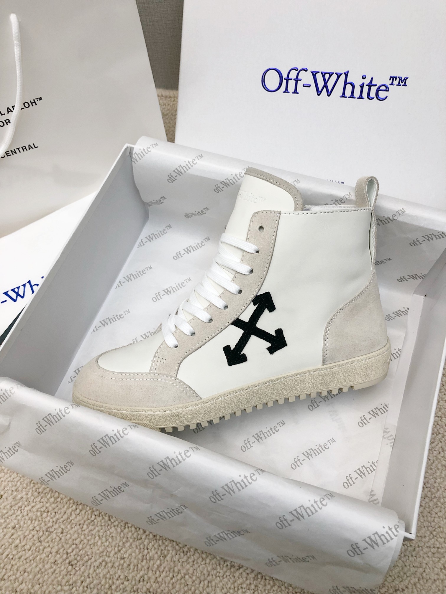 NO:640034,No profit at real price!  OFF WHITE New Colors for Couples 65-45 The latest Gaobang street-style casual Martin style masterpieces, released with the highest quality version series in the market. Original molding, original lasting, production technology 1:1 original version. More and more stars and Internet celebrities are the only choice. Changes in classics, innovating in the trend, striving to get rid of the constraints and throwing off the bad street design. Although it is not the originator of fashion design, it is definitely a shining dark horse in avant-garde design. It does not follow the trend and is not universal.  The first layer of fabric is cowhide/suede, the lining is cowhide, the foot pads are made of original open-mold high-elastic environmentally friendly molding pads, the midsole is made by the original lasting process, the outsole is rubber outsole, and the packaging official website synchronizes a full set of packaging (brand wrapping paper, brand certificate, brand bag), off white, cowhide, chamois leather19860909实价不让利！OFF WHITE 情侣款新色 65-45 最新高邦炸街休闲马丁风佳作,发布市场最高品质版本系列原版开模,原版套楦,制作工艺1:1原版越来越多明星网红的不二选择在经典上变化在潮流中创新争脱束缚甩开烂大街的设计虽算不上是时尚设计的鼻祖但绝对是先锋设计中的一匹闪亮黑马不随波逐流不普世之美 面料头层牛皮/麂皮 里料牛皮里 垫脚原版开模高弹环保成型垫 中底原版套楦工艺制作 大底橡胶大底 包装官网同步全套包装（品牌包纸,品牌合格证,品牌布袋）,,off white,cowhide,chamois leather,Men's shoes