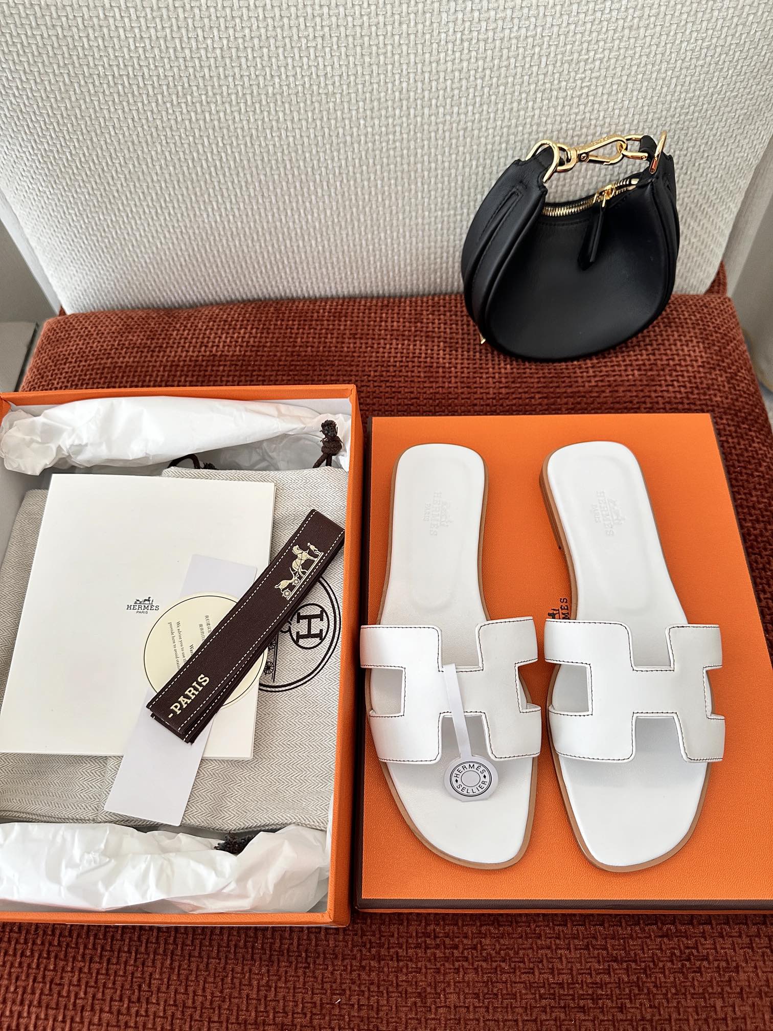 NO:263711,Dongguan * Oran classic calfskin H-drag | Original purchase and purchase level - white Original calfskin sheepskin lining footbed with brand logo imprint Italian leather outsole 2.5cm heel size35-39 (40 41 42 customized non-return and exchange), slippers, slippers, cowhide, sheepskin, Leather soles19860909莞产 * Oran经典小牛皮H拖｜原版购入代购级别 -白色 原版小牛皮 羊皮内衬 垫脚饰有品牌标识压印 意大利真皮大底 2.5cm鞋跟 size35-39 (40 41 42定制不退换),拖鞋,slippers,cowhide,sheepskin,Leather soles,Women's Shoes