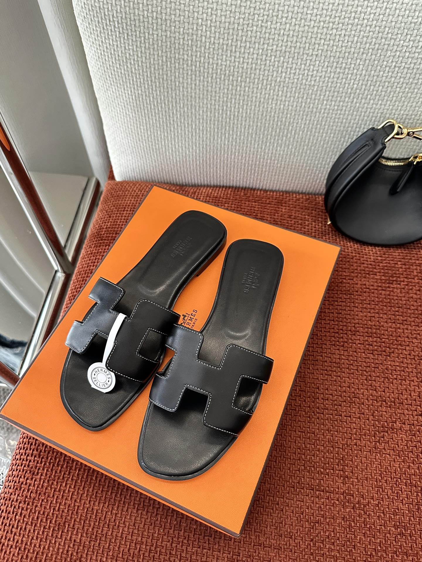 NO:263705,Dongguan * Oran classic calfskin H-drag｜Original purchase and purchase level - black Original calfskin sheepskin lining footbed with brand logo imprint Italian leather outsole 2.5cm heel size35-39 (40 41 42 customized non-return), slippers, slippers, cowhide, sheepskin, Leather soles19860909莞产 * Oran经典小牛皮H拖｜原版购入代购级别 -黑色 原版小牛皮 羊皮内衬 垫脚饰有品牌标识压印 意大利真皮大底 2.5cm鞋跟 size35-39 (40 41 42定制不退换),拖鞋,slippers,cowhide,sheepskin,Leather soles,Women's Shoes