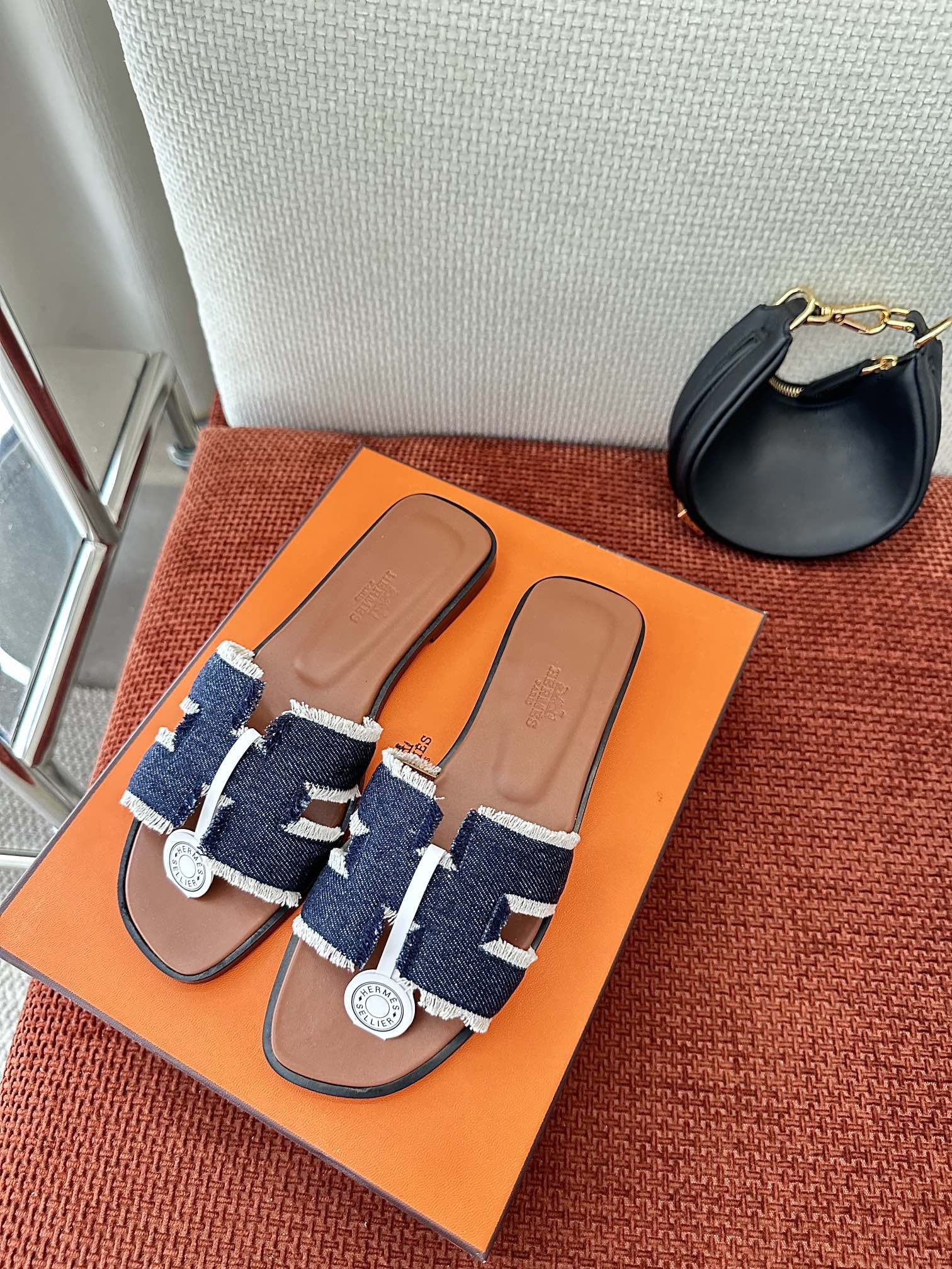 NO:263712,Dongguan * Oran tassel denim H-drag｜Original purchase and purchase grade - blue and black Original denim surface Handmade tassel decoration Sheepskin lining The footrest is decorated with brand logo imprint Italian leather outsole 2.5cm heel size35-40 (41 42 custom-made, non-return and exchange), slippers, slippers, sheepskin, Leather soles19860909莞产 * Oran流苏牛仔布H拖｜原版购入代购级别 -蓝黑 原版牛仔布面 手工流苏装饰 羊皮内衬 垫脚饰有品牌标识压印 意大利真皮大底 2.5cm鞋跟 size35-40（41 42订制不退换）,拖鞋,slippers,sheepskin,Leather soles,Women's Shoes