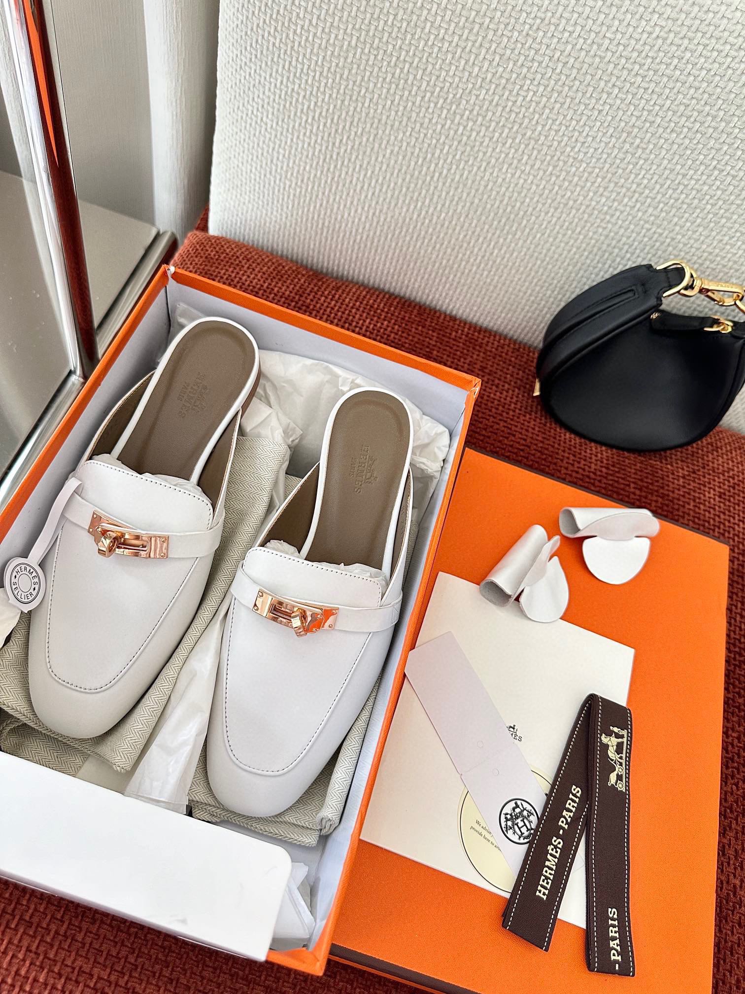 NO:263680,Production from Dongguan * Classic kelly buckle OZ mules | Original purchase level - White gold buckle Material and craftsmanship Original calfskin/goatskin fabric Sheepskin lining Upper is decorated with palladium-plated kelly buckle Italian leather outsole 2.5cm heel Size35-39 (40 41 42 Customized non-returning), semi-torque, cowhide, sheepskin, Leather soles19860909莞产 * 经典kelly扣OZ穆勒鞋｜原版购入代购级别 -白色金扣 材质与工艺 原版小牛皮/山羊皮面料 羊皮内衬 鞋面饰有镀钯kelly扣 意大利真皮大底 2.5cm鞋跟 Size35-39 (40 41 42定制不退换),半拖,cowhide,sheepskin,Leather soles,Women's Shoes