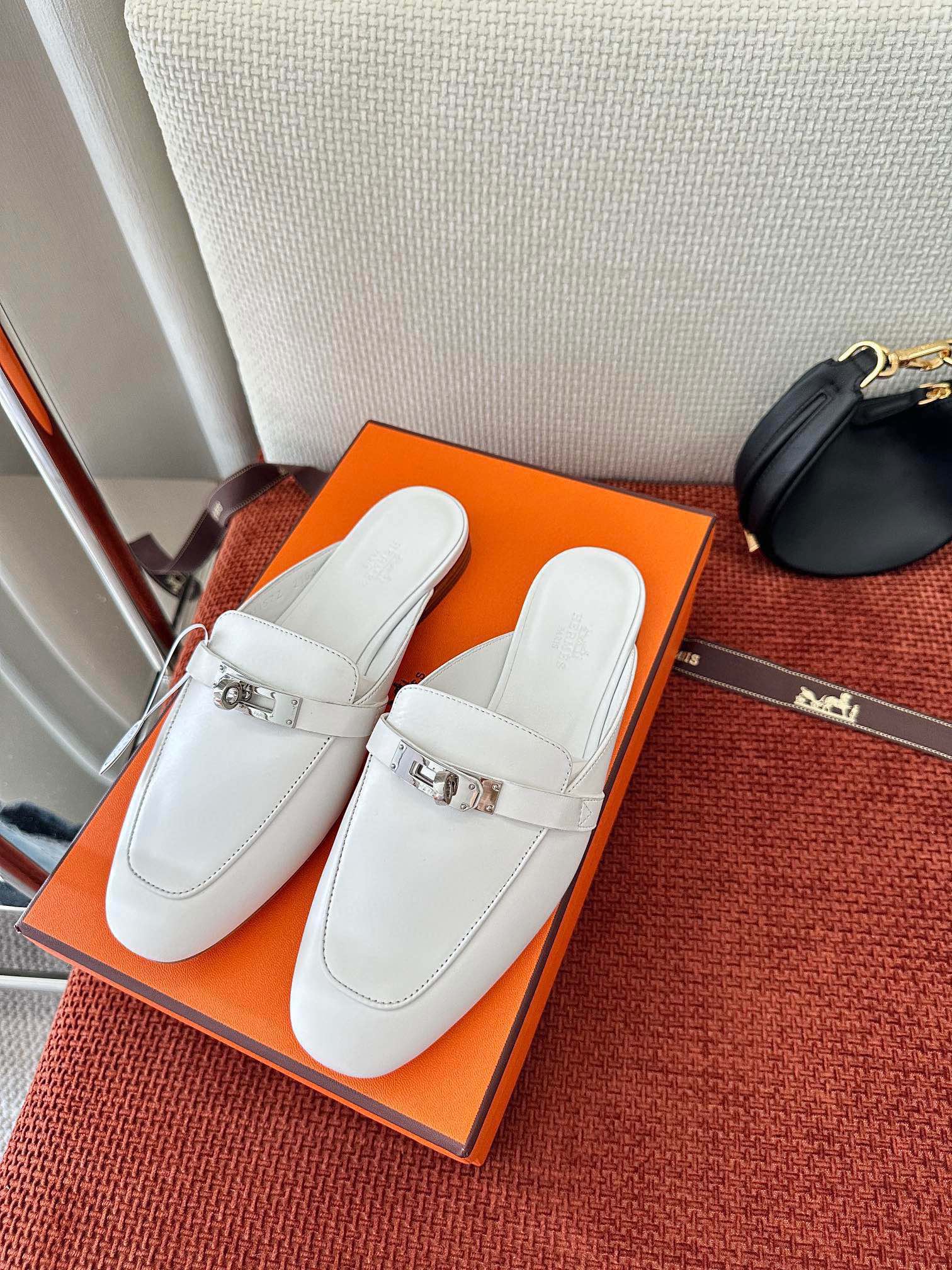 NO:263682,Production from Dongguan * Classic kelly buckle OZ mules | Original purchase and purchase grade - white silver buckle Material and crafts Original calfskin/goatskin fabric Sheepskin lining Upper is decorated with palladium-plated kelly buckle Italian leather outsole 2.5cm heel Size35-39 (40 41 42 custom-made non-return), semi-torque, cowhide, sheepskin, Leather soles19860909莞产 * 经典kelly扣OZ穆勒鞋｜原版购入代购级别 -白色银扣 材质与工艺 原版小牛皮/山羊皮面料 羊皮内衬 鞋面饰有镀钯kelly扣 意大利真皮大底 2.5cm鞋跟 Size35-39 (40 41 42定制不退换),半拖,cowhide,sheepskin,Leather soles,Women's Shoes