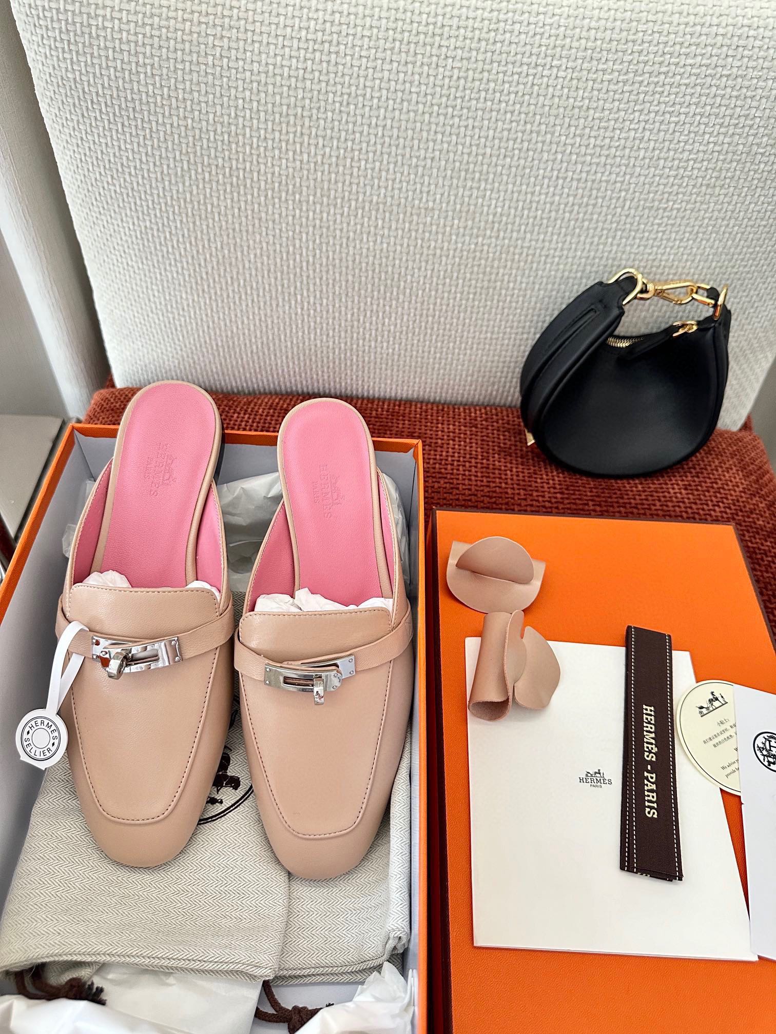 NO:263667,Production from Dongguan * Classic kelly buckle OZ mules | Original purchase level - Naked pink Material and crafts Original calfskin/goatskin fabric Sheepskin lining Upper is decorated with palladium-plated kelly buckle Italian leather outsole 2.5cm heel Size35-39 (40 41 42 Customized non-returning), semi-torque, cowhide, sheepskin, Leather soles19860909莞产 * 经典kelly扣OZ穆勒鞋｜原版购入代购级别 -裸粉色 材质与工艺 原版小牛皮/山羊皮面料 羊皮内衬 鞋面饰有镀钯kelly扣 意大利真皮大底 2.5cm鞋跟 Size35-39 (40 41 42定制不退换),半拖,cowhide,sheepskin,Leather soles,Women's Shoes