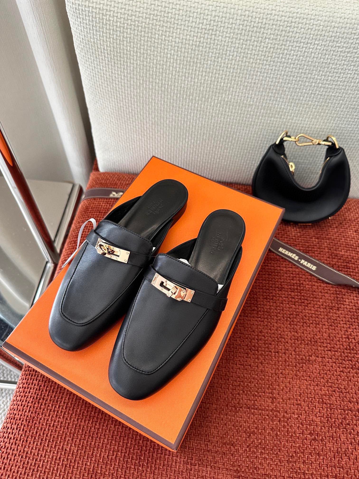 NO:263671,Production from Dongguan * Classic kelly buckle OZ mules | Original purchase level - Black gold buckle Material and craftsmanship Original calfskin/goatskin fabric Sheepskin lining Upper is decorated with palladium-plated kelly buckle Italian leather outsole 2.5cm heel Size35-39 (40 41 42 Customized non-returning), semi-torque, cowhide, sheepskin, Leather soles19860909莞产 * 经典kelly扣OZ穆勒鞋｜原版购入代购级别 -黑色金扣 材质与工艺 原版小牛皮/山羊皮面料 羊皮内衬 鞋面饰有镀钯kelly扣 意大利真皮大底 2.5cm鞋跟 Size35-39 (40 41 42定制不退换),半拖,cowhide,sheepskin,Leather soles,Women's Shoes