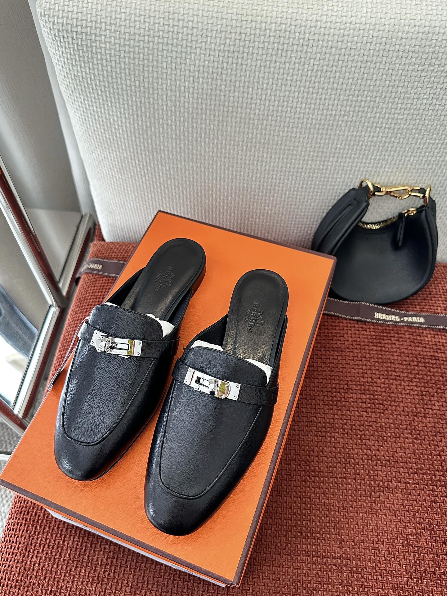 NO:263678,Production from Dongguan * Classic kelly buckle OZ mules | Original purchase level - Black silver buckle Material and craftsmanship Original calfskin/goatskin fabric Sheepskin lining Upper is decorated with palladium-plated kelly buckle Italian leather outsole 2.5cm heel Size35-39 (40 41 42 Customized non-returning), semi-torque, cowhide, sheepskin, Leather soles19860909莞产 * 经典kelly扣OZ穆勒鞋｜原版购入代购级别 -黑色银扣 材质与工艺 原版小牛皮/山羊皮面料 羊皮内衬 鞋面饰有镀钯kelly扣 意大利真皮大底 2.5cm鞋跟 Size35-39 (40 41 42定制不退换),半拖,cowhide,sheepskin,Leather soles,Women's Shoes