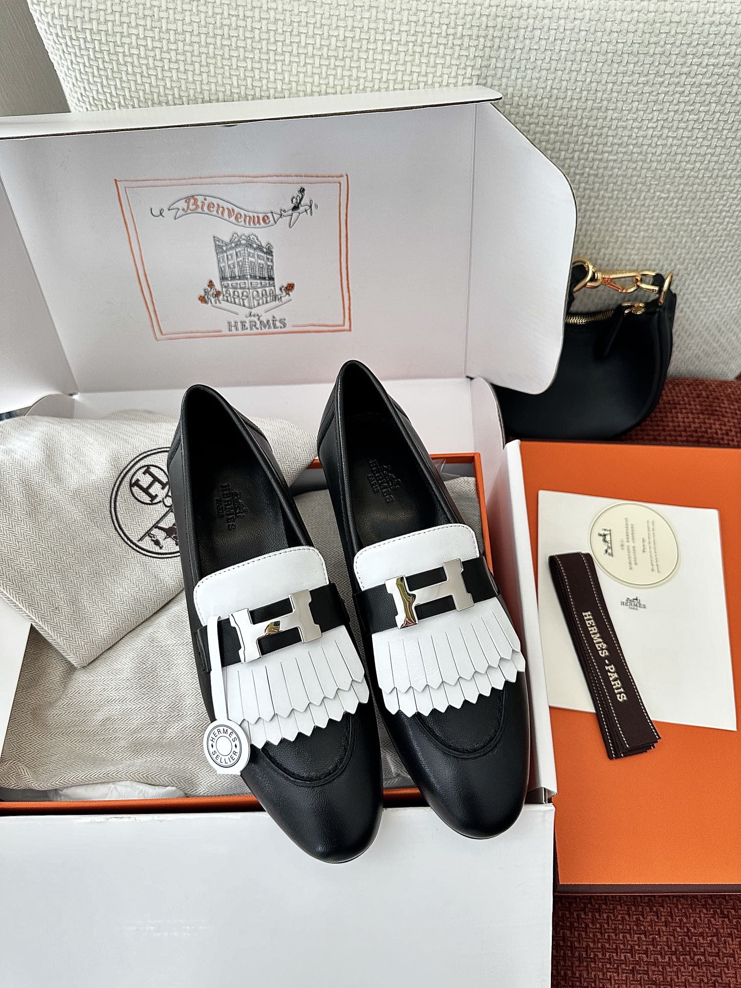 NO:263628,Production from Dongguan * Royal retro lH buckle tassel loafers | Original purchase level - black and white Material and crafts Original imported goatskin/calfskin sheepskin lining The upper is decorated with tassels and H metal buckle Italian leather outsole 2.5cm heel Leather and rubber soles Size35-41, loafers, loafers, cowhide, sheepskin, Leather soles19860909莞产 * Royal复古lH扣流苏乐福鞋｜原版购入代购级别 -黑白 材质与工艺 原版进口山羊皮/小牛皮 羊皮内衬 鞋面饰有流苏和H金属扣 意大利真皮大底 2.5cm鞋跟 皮革和橡胶鞋底 Size35-41,乐福鞋,loafers,cowhide,sheepskin,Leather soles,Women's Shoes