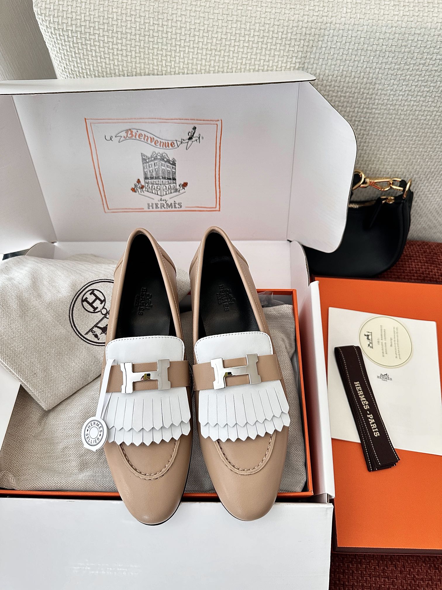 NO:263626,Production from Guandong * Royal retro lH buckle tassel loafers | Original purchase grade - clay beige Material and crafts Original imported goatskin/calfskin Sheepskin lining Upper is decorated with tassels and H metal buckle Italian leather outsole 2.5cm heel Leather and rubber sole Size35-41, loafers, loafers, cowhide, sheepskin, Leather soles19860909莞产 * Royal复古lH扣流苏乐福鞋｜原版购入代购级别 -粘土米色 材质与工艺 原版进口山羊皮/小牛皮 羊皮内衬 鞋面饰有流苏和H金属扣 意大利真皮大底 2.5cm鞋跟 皮革和橡胶鞋底 Size35-41,乐福鞋,loafers,cowhide,sheepskin,Leather soles,Women's Shoes