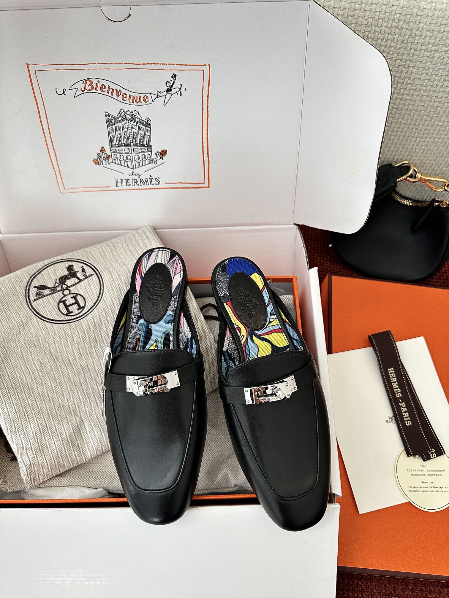 NO:263670,Production from Dongguan * Classic kelly buckle OZ mules | Original purchase level - black Material and crafts Original calfskin Original brie lining The upper is decorated with palladium-plated kelly buckle Italian leather outsole 2.5cm heel Size35-41, semi-torque, cowhide, Leather soles19860909莞产 * 经典kelly扣OZ穆勒鞋｜原版购入代购级别 -黑色 材质与工艺 原版小牛皮 原版布里内衬 鞋面饰有镀钯kelly扣 意大利真皮大底 2.5cm鞋跟 Size35-41,半拖,cowhide,Leather soles,Women's Shoes