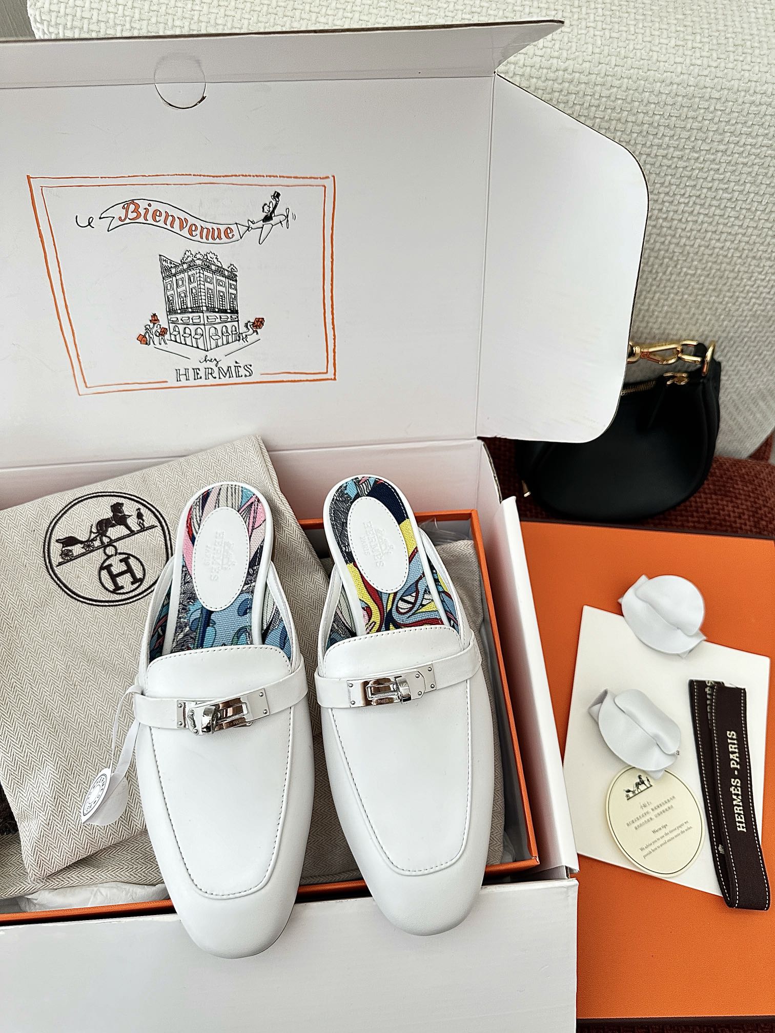 NO:263672,Production from Dongguan * Classic kelly buckle OZ mules | Original purchase level - white Material and crafts Original calfskin Original brie lining The upper is decorated with palladium-plated kelly buckle Italian leather outsole 2.5cm heel Size35-41, semi-torque, cowhide, Leather soles19860909莞产 * 经典kelly扣OZ穆勒鞋｜原版购入代购级别 -白色 材质与工艺 原版小牛皮 原版布里内衬 鞋面饰有镀钯kelly扣 意大利真皮大底 2.5cm鞋跟 Size35-41,半拖,cowhide,Leather soles,Women's Shoes