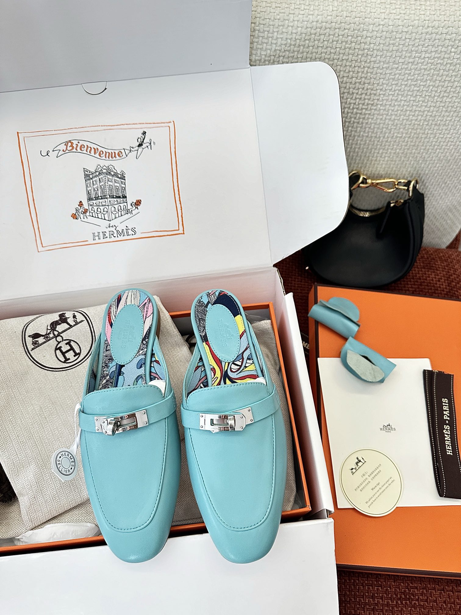 NO:263674,Production from Dongguan * Classic kelly buckle OZ mules | Original purchase level - blue Material and crafts Original calfskin Original brie lining The upper is decorated with palladium-plated kelly buckle Italian leather outsole 2.5cm heel Size35-41, semi-torque, cowhide, Leather soles19860909莞产 * 经典kelly扣OZ穆勒鞋｜原版购入代购级别 -蓝色 材质与工艺 原版小牛皮 原版布里内衬 鞋面饰有镀钯kelly扣 意大利真皮大底 2.5cm鞋跟 Size35-41,半拖,cowhide,Leather soles,Women's Shoes