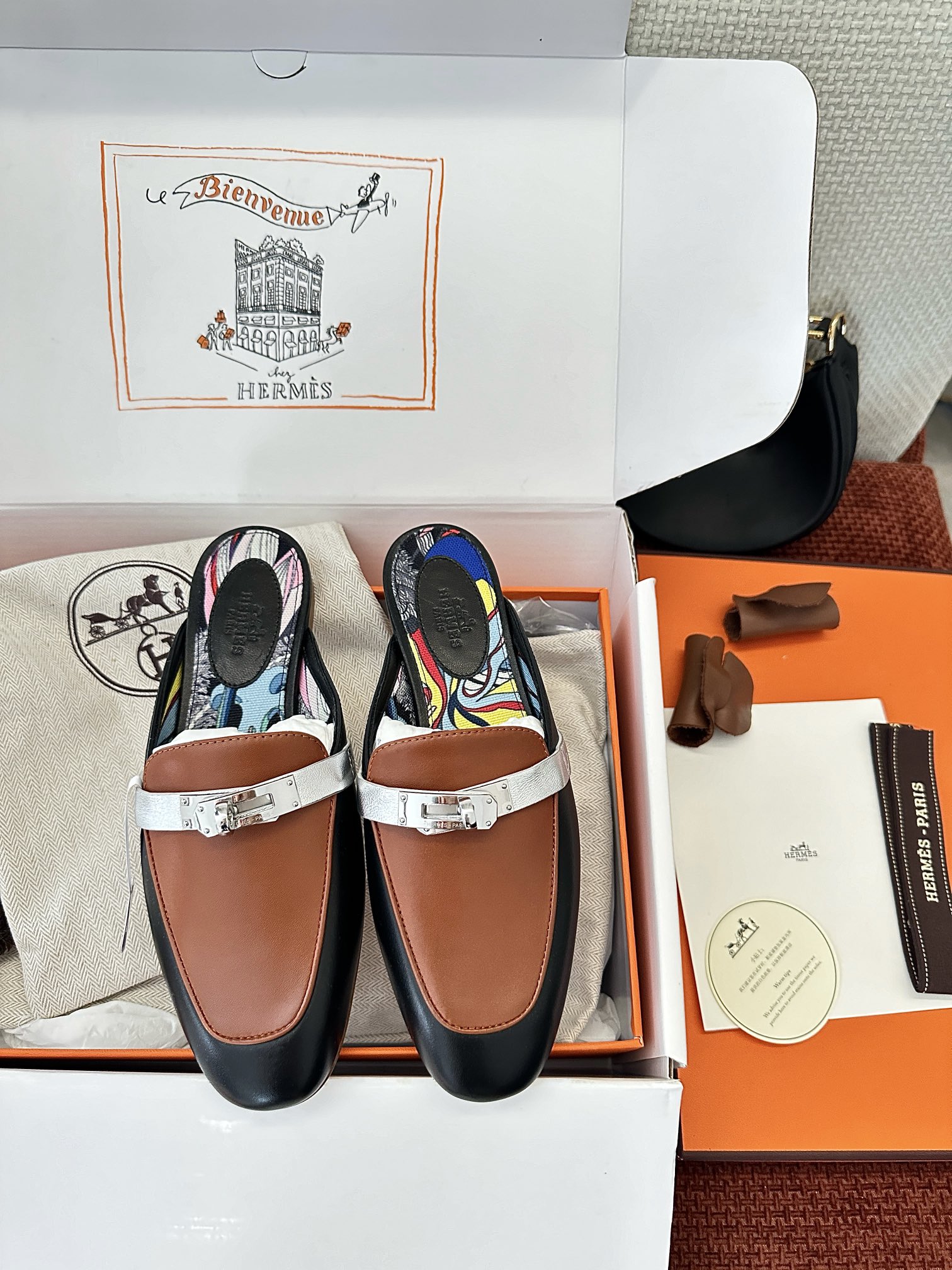 NO:263668,Production from Dongguan * Classic kelly buckle OZ mules | Original purchase level - black brown Material and crafts Original calfskin Original brie lining The upper is decorated with palladium-plated kelly buckle Italian leather outsole 2.5cm heel Size35-41, semi-torque, cowhide, Leather soles19860909莞产 * 经典kelly扣OZ穆勒鞋｜原版购入代购级别 -黑棕色 材质与工艺 原版小牛皮 原版布里内衬 鞋面饰有镀钯kelly扣 意大利真皮大底 2.5cm鞋跟 Size35-41,半拖,cowhide,Leather soles,Women's Shoes