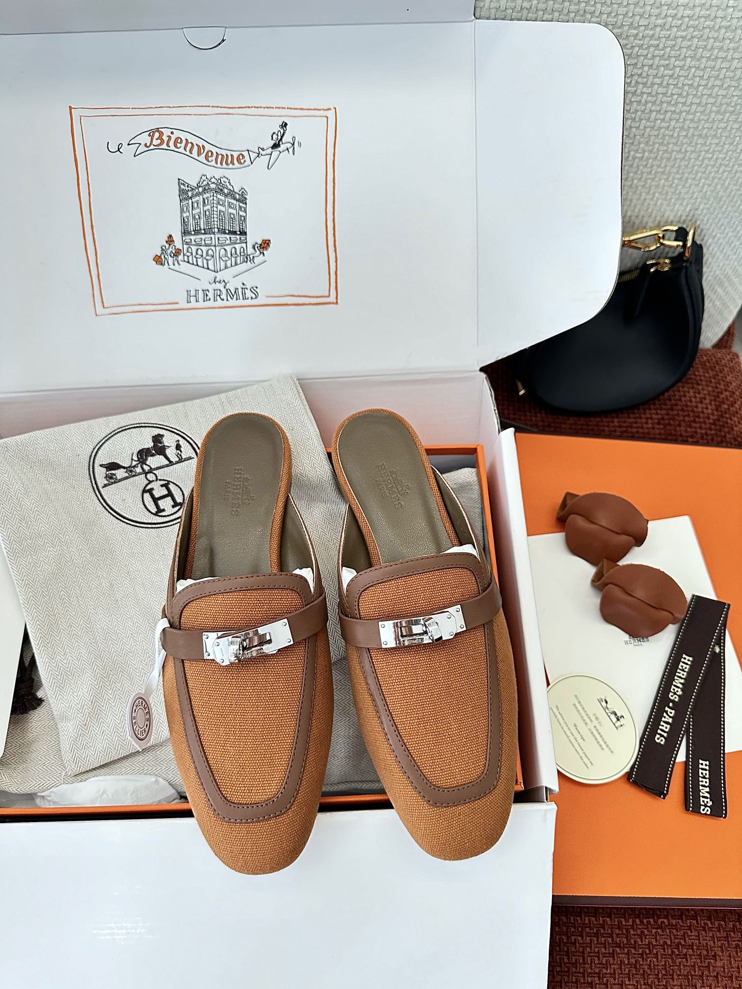 NO:263698,Production from Dongguan * Classic kelly buckle OZ mules | Original purchase and purchase grade - brown Material and crafts Original fabric fabric Sheepskin lining Upper is decorated with palladium-plated kelly buckle Italian leather outsole 2.5cm heel Size35-39 (40 41 42 Customized non-returning), semi-torque, sheepskin, Leather soles19860909莞产 * 经典kelly扣OZ穆勒鞋｜原版购入代购级别 -棕色 材质与工艺 原版织物面料 羊皮内衬 鞋面饰有镀钯kelly扣 意大利真皮大底 2.5cm鞋跟 Size35-39 (40 41 42定制不退换),半拖,sheepskin,Leather soles,Women's Shoes