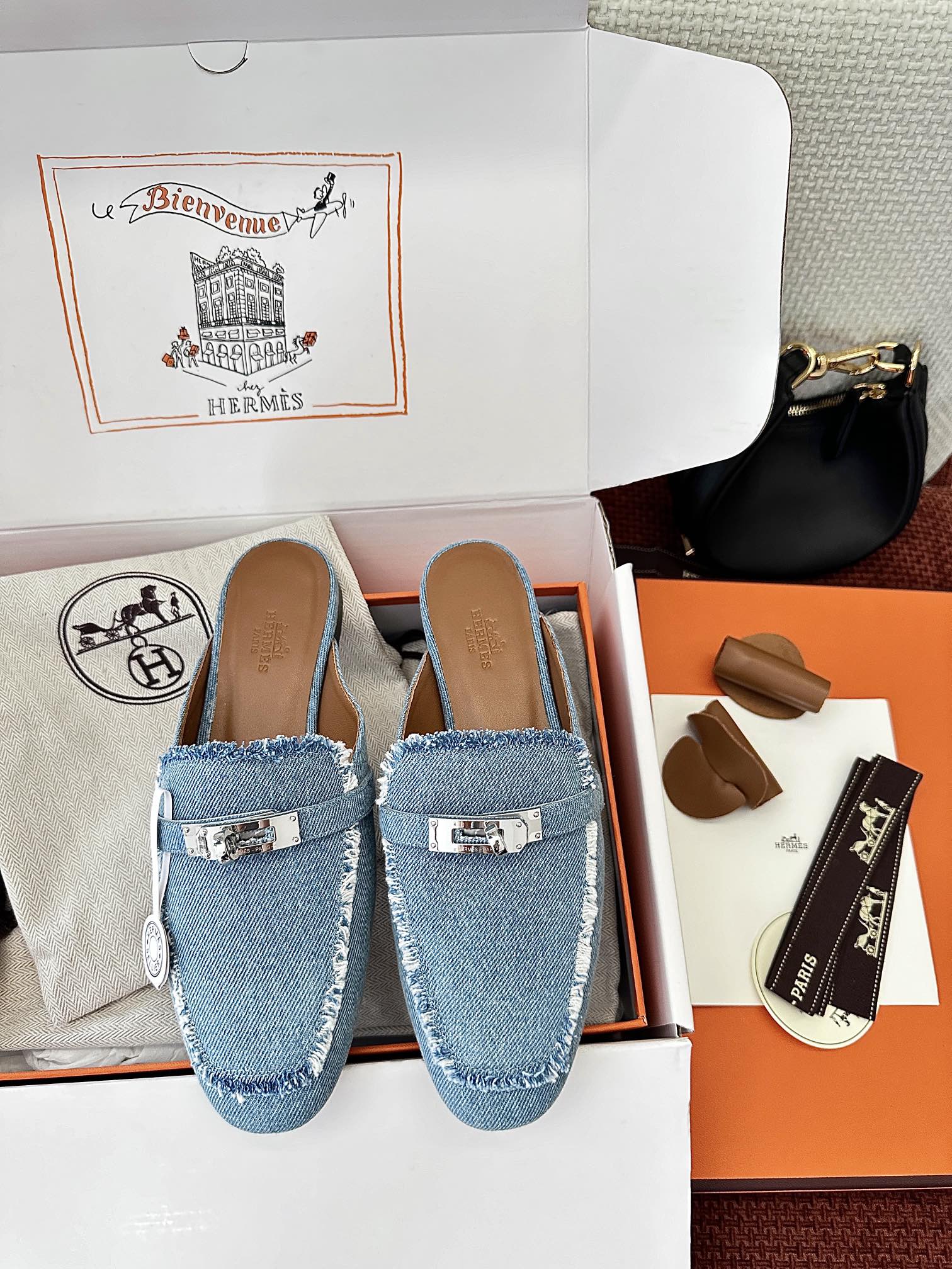 NO:263689,Production from Dongguan * Classic kelly buckle tassel denim series mules | Original purchase level - light blue Material and craftsmanship Original fabric fabric Sheepskin lining Upper is decorated with palladium-plated kelly buckle Italian leather outsole 2.5cm heel Size35-39 (40 41 42 Customized non-returning), semi-torque, sheepskin, Leather soles19860909莞产 * 经典kelly扣流苏牛仔系列穆勒鞋｜原版购入代购级别 -浅蓝 材质与工艺 原版织物面料 羊皮内衬 鞋面饰有镀钯kelly扣 意大利真皮大底 2.5cm鞋跟 Size35-39 (40 41 42定制不退换),半拖,sheepskin,Leather soles,Women's Shoes