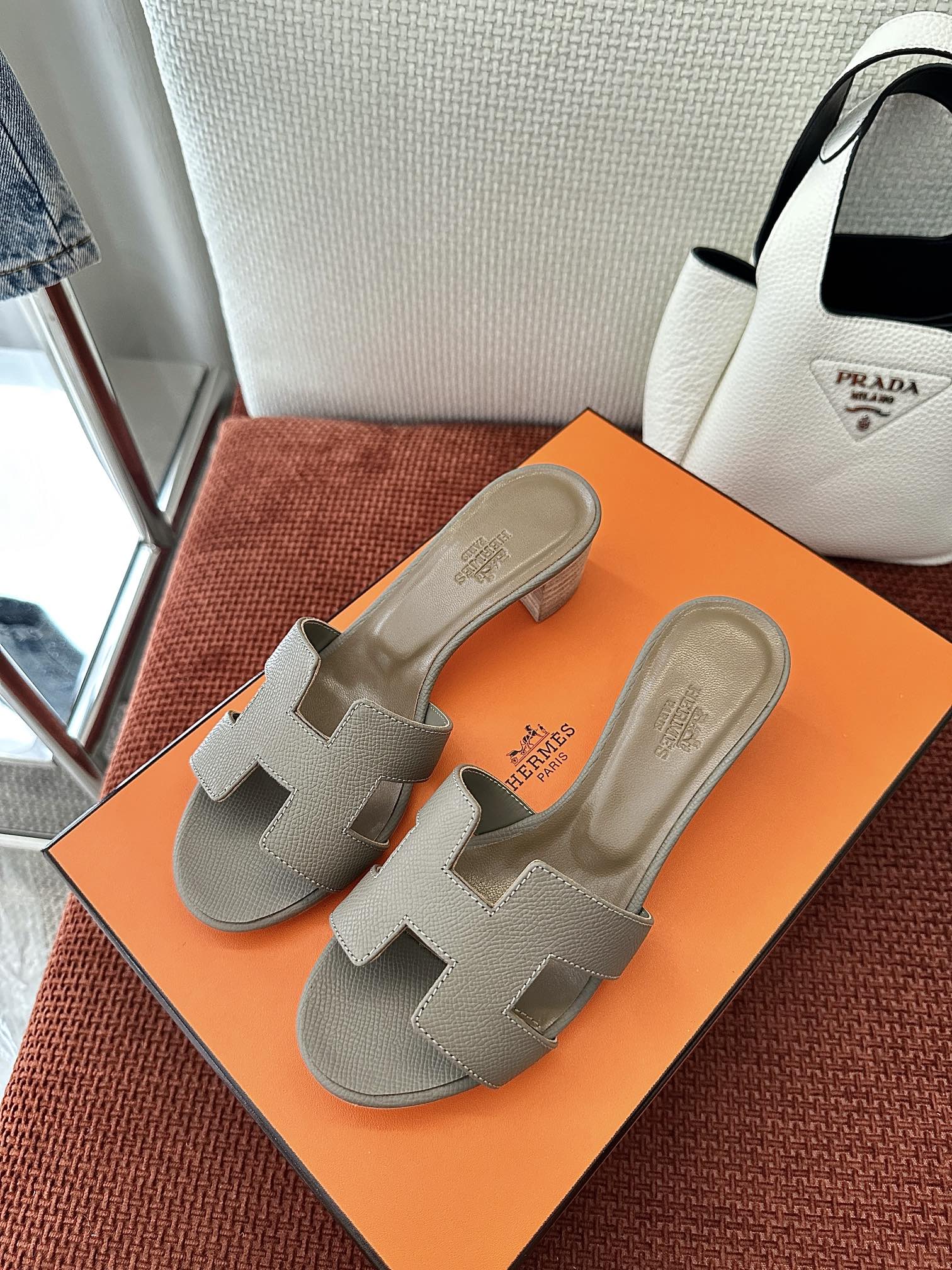 NO:263687,Dongguan * Oasis calfskin medium heel H-drag｜Original purchase purchasing level - Elephant gray Original calfskin sheepskin lining footbed with brand logo imprint Italian leather outsole 5cm heel size35-39 (40 41 custom made without return or exchange), slippers, slippers, cowhide, sheepskin, Leather soles19860909莞产 * Oasis小牛皮中跟H拖｜原版购入代购级别 -大象灰 原版小牛皮 羊皮内衬 垫脚饰有品牌标识压印 意大利真皮大底 5cm鞋跟 size35-39（40 41定制不退换）,拖鞋,slippers,cowhide,sheepskin,Leather soles,Women's Shoes