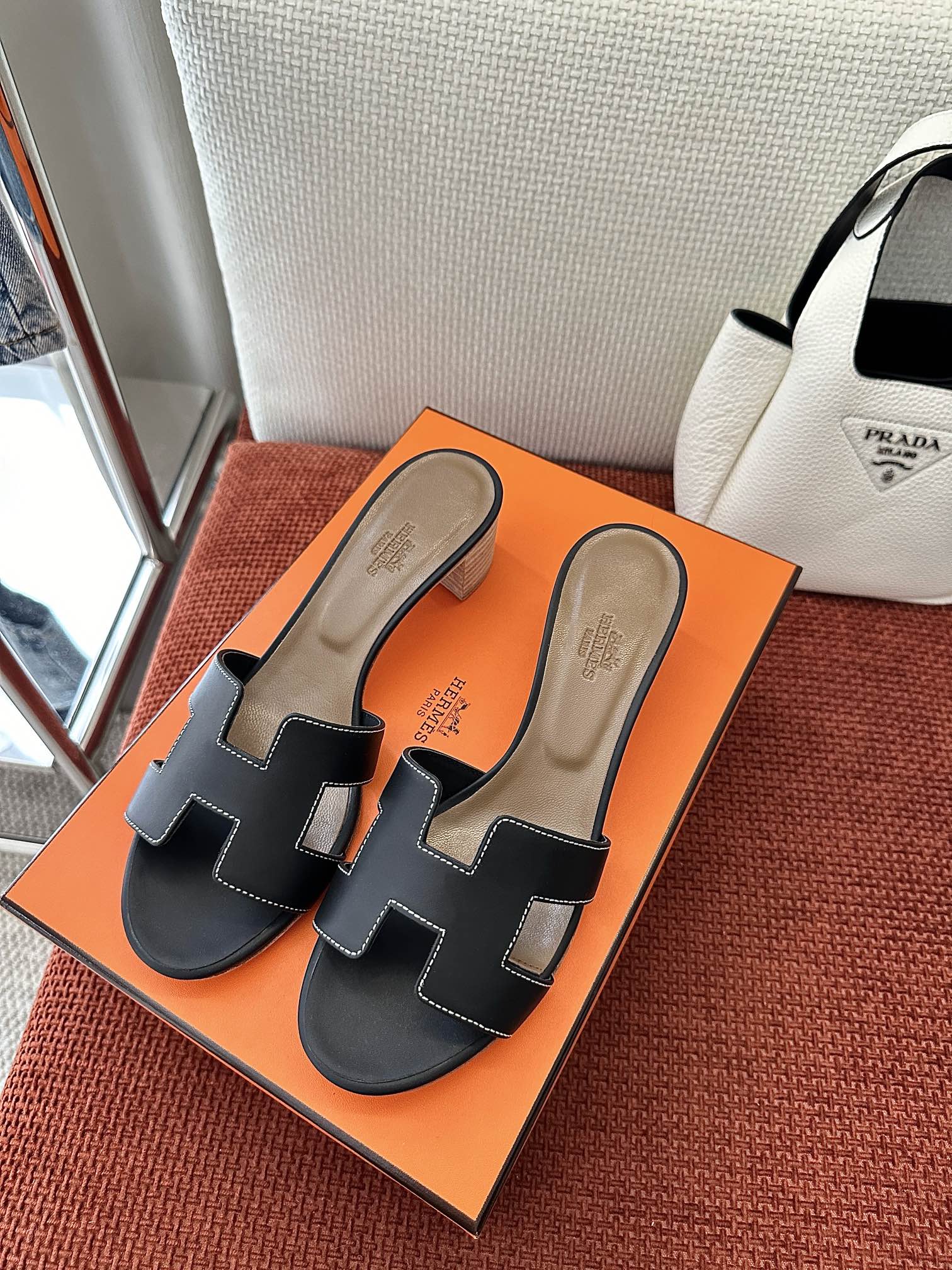 NO:263693,Dongguan * Oasis calfskin medium heel H-drag｜Original purchase purchasing level - black Original calfskin sheepskin lining footbed with brand logo imprint Italian leather outsole 5cm heel size35-39 (40 41 custom made without return or exchange), slippers, slippers, cowhide, sheepskin, Leather soles19860909莞产 * Oasis小牛皮中跟H拖｜原版购入代购级别 -黑色 原版小牛皮 羊皮内衬 垫脚饰有品牌标识压印 意大利真皮大底 5cm鞋跟 size35-39（40 41定制不退换）,拖鞋,slippers,cowhide,sheepskin,Leather soles,Women's Shoes