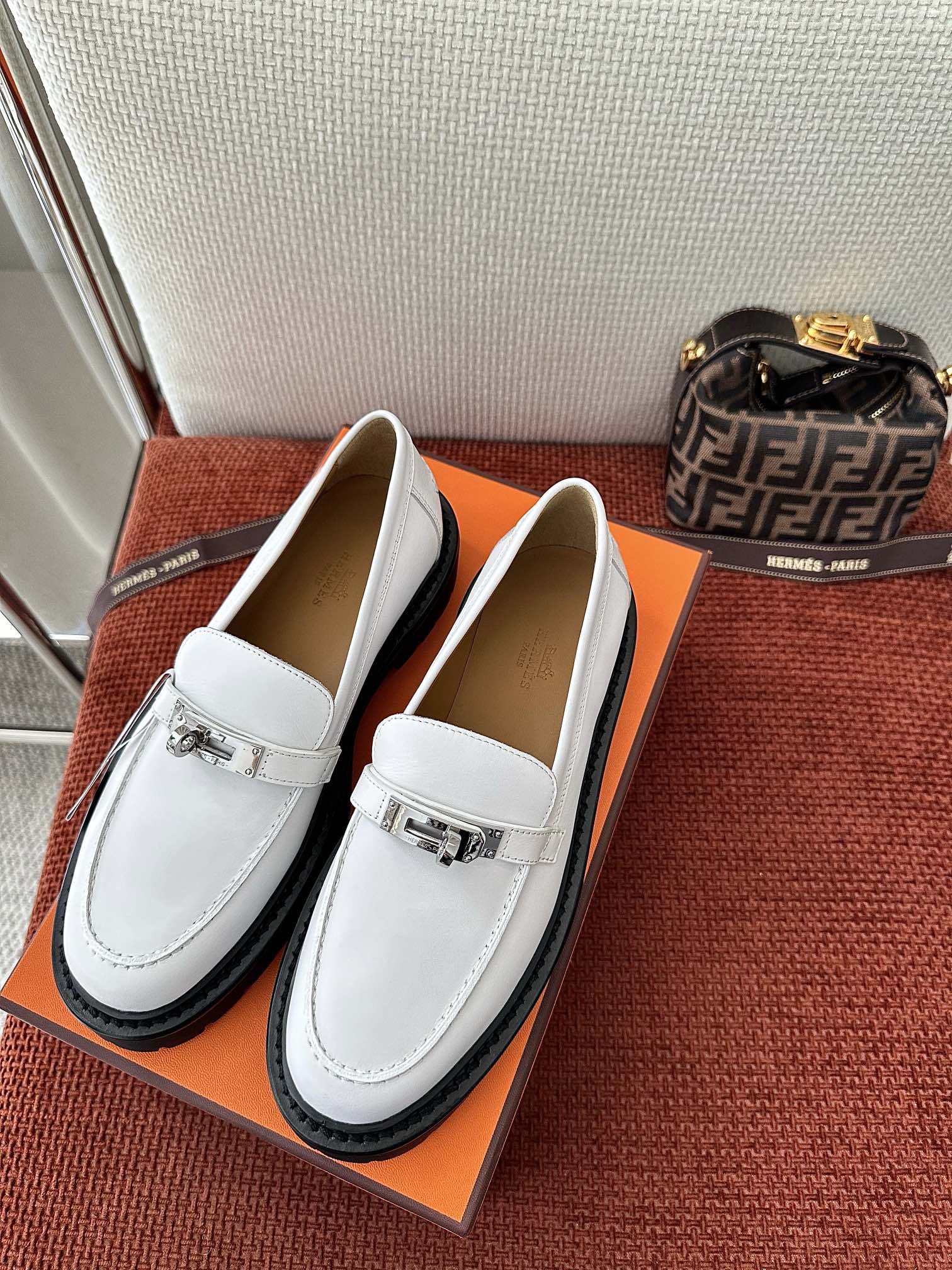 NO:263614,Dongguan * New lcone kelly buckle loafers | Original purchase level - white Material and crafts Original calfskin Sheepskin lining and insole The footrest is decorated with brand logo imprints The upper is decorated with silver kelly buckle Lightweight grooved rubber sole 4cm heel Size35-41, loafers, loafers, cowhide, sheepskin19860909莞产 * 新款lcone kelly扣乐福鞋｜原版购入代购级别 -白色 材质与工艺 原版小牛皮 羊皮内衬和内底 垫脚饰有品牌标识压印 鞋面饰银色kelly扣 轻盈凹槽橡胶鞋底 4cm鞋跟 Size35-41,乐福鞋,loafers,cowhide,sheepskin,Women's Shoes