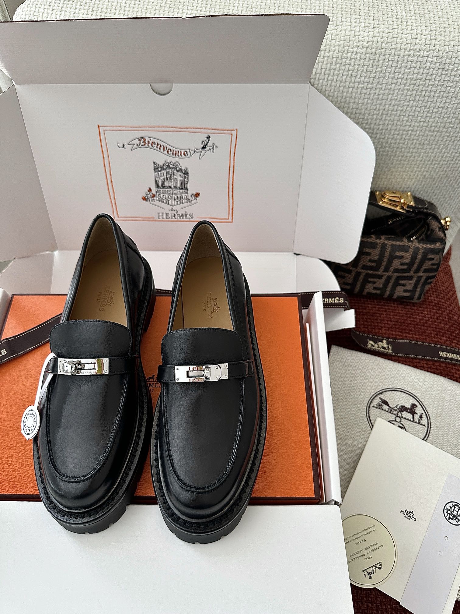 NO:263588,Dongguan * New lcone kelly buckle loafers | Original purchase level - black Material and craftsmanship Original calfskin Sheepskin lining and insole The footrest is decorated with brand logo imprints The upper is decorated with silver kelly buckle Lightweight grooved rubber sole 4cm heel Size35-41, loafers, loafers, cowhide, sheepskin19860909莞产 * 新款lcone kelly扣乐福鞋｜原版购入代购级别 -黑色 材质与工艺 原版小牛皮 羊皮内衬和内底 垫脚饰有品牌标识压印 鞋面饰银色kelly扣 轻盈凹槽橡胶鞋底 4cm鞋跟 Size35-41,乐福鞋,loafers,cowhide,sheepskin,Women's Shoes