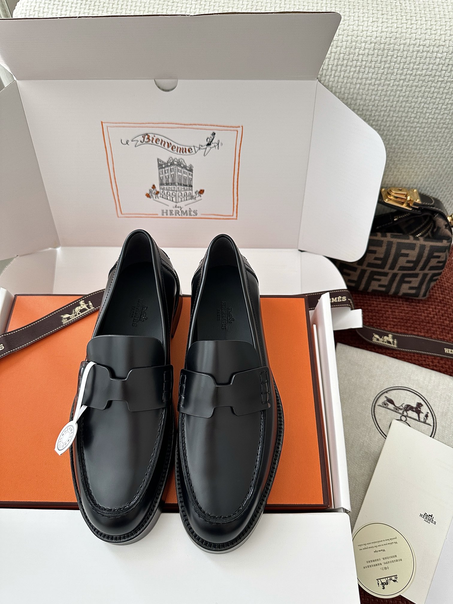 NO:263597,Dongguan * New Hitch loafers | Original purchase level - black Material and craftsmanship Original calfskin Leather lining and insole Floor pads are decorated with brand logo imprints Upper classic H-shaped broadband Rubber genuine leather sole 3cm heel Size35-41, loafers, loafers, cowhide19860909莞产 * 新款Hitch乐福鞋｜原版购入代购级别 -黑色 材质与工艺 原版小牛皮 皮革内衬和内底 垫脚饰有品牌标识压印 鞋面饰经典H型宽带 橡胶拼真皮鞋底 3cm鞋跟 Size35-41,乐福鞋,loafers,cowhide,Women's Shoes