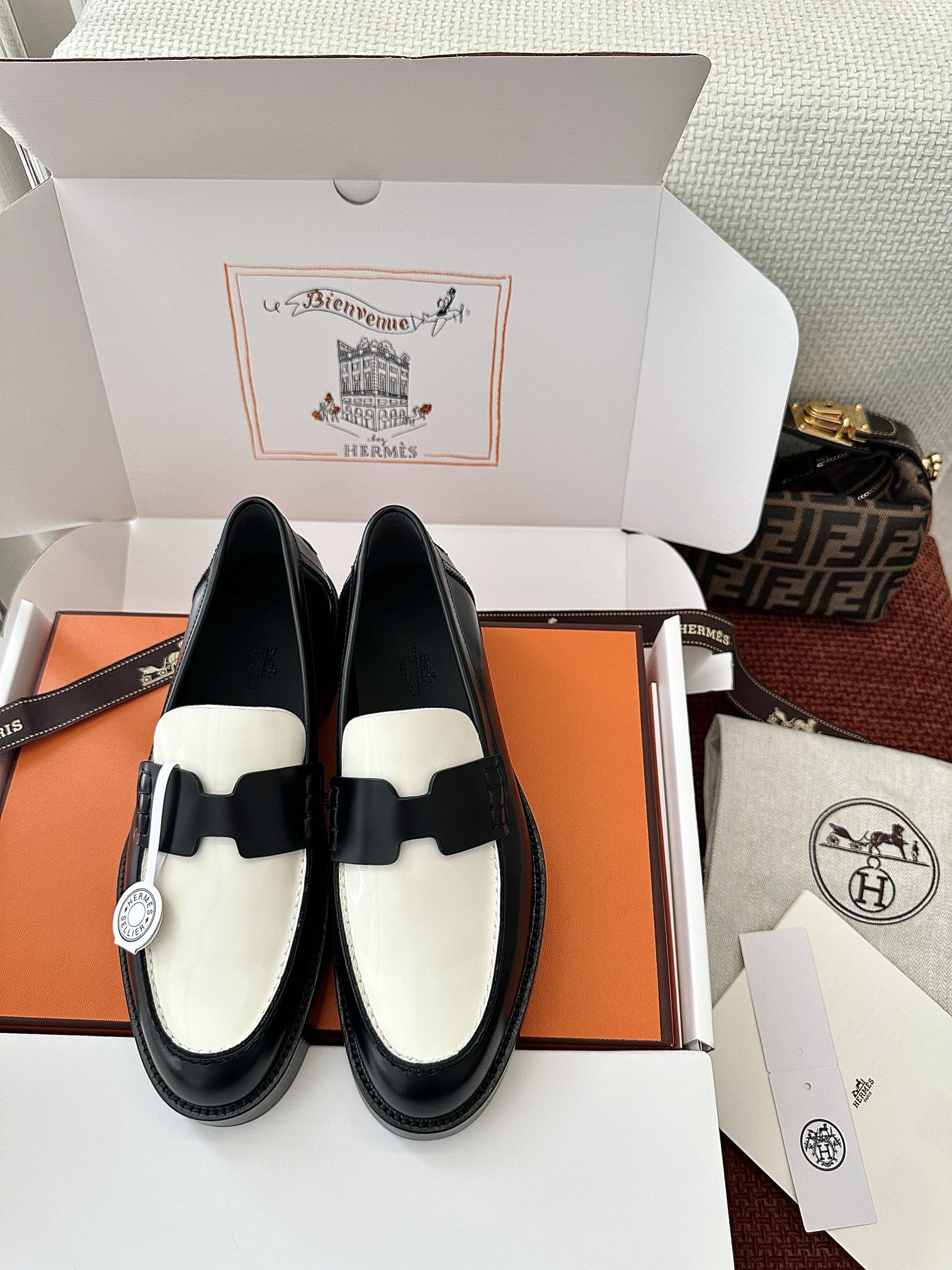 NO:263600,Dongguan * New Hitch loafers | Original purchase level - black and white Material and craftsmanship Original calfskin Leather lining and insole Floor pads are decorated with brand logo imprints Upper classic H-shaped broadband Rubber genuine leather sole 3cm heel Size35-41, loafers, loafers, cowhide19860909莞产 * 新款Hitch乐福鞋｜原版购入代购级别 -黑白 材质与工艺 原版小牛皮 皮革内衬和内底 垫脚饰有品牌标识压印 鞋面饰经典H型宽带 橡胶拼真皮鞋底 3cm鞋跟 Size35-41,乐福鞋,loafers,cowhide,Women's Shoes