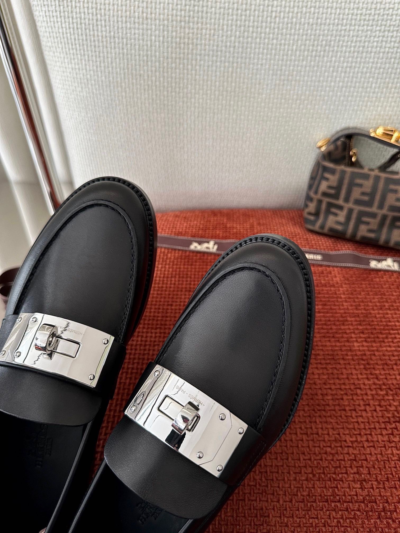 NO:263605,: More details Calfskin loafers, paired with classic palladium-plated super large Kelly shoe buckles, create avant-garde modern look. Loafers, loafers, cowhide19860909: 更多细节 小牛皮乐福鞋,搭配经典镀钯超大Kelly鞋扣,打造前卫摩登造型.,乐福鞋,loafers,cowhide,Women's Shoes