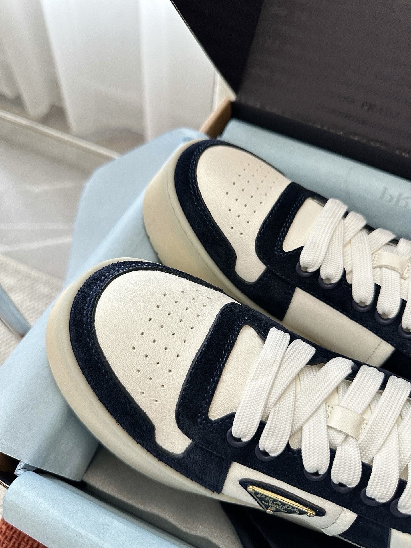 NO:747079,: More details -The design of the Downtown leather sneakers is inspired by the basketball shoes of the era, reinterpreted with a thick sole shape, giving the silhouette a contemporary and chic feel. Nappa leather combined with suede leather gives this shoe a sophisticated feel., casual shoes/sneakers, sneakers19860909: 更多细节 -Downtown皮革运动鞋的设计灵感源自年代篮球鞋,以厚底造型重新演绎,赋予廓形当代别致之感.Nappa皮革结合绒面皮革,为这款鞋履赋予精致气息.,休闲鞋/运动鞋,sneakers,Women's Shoes