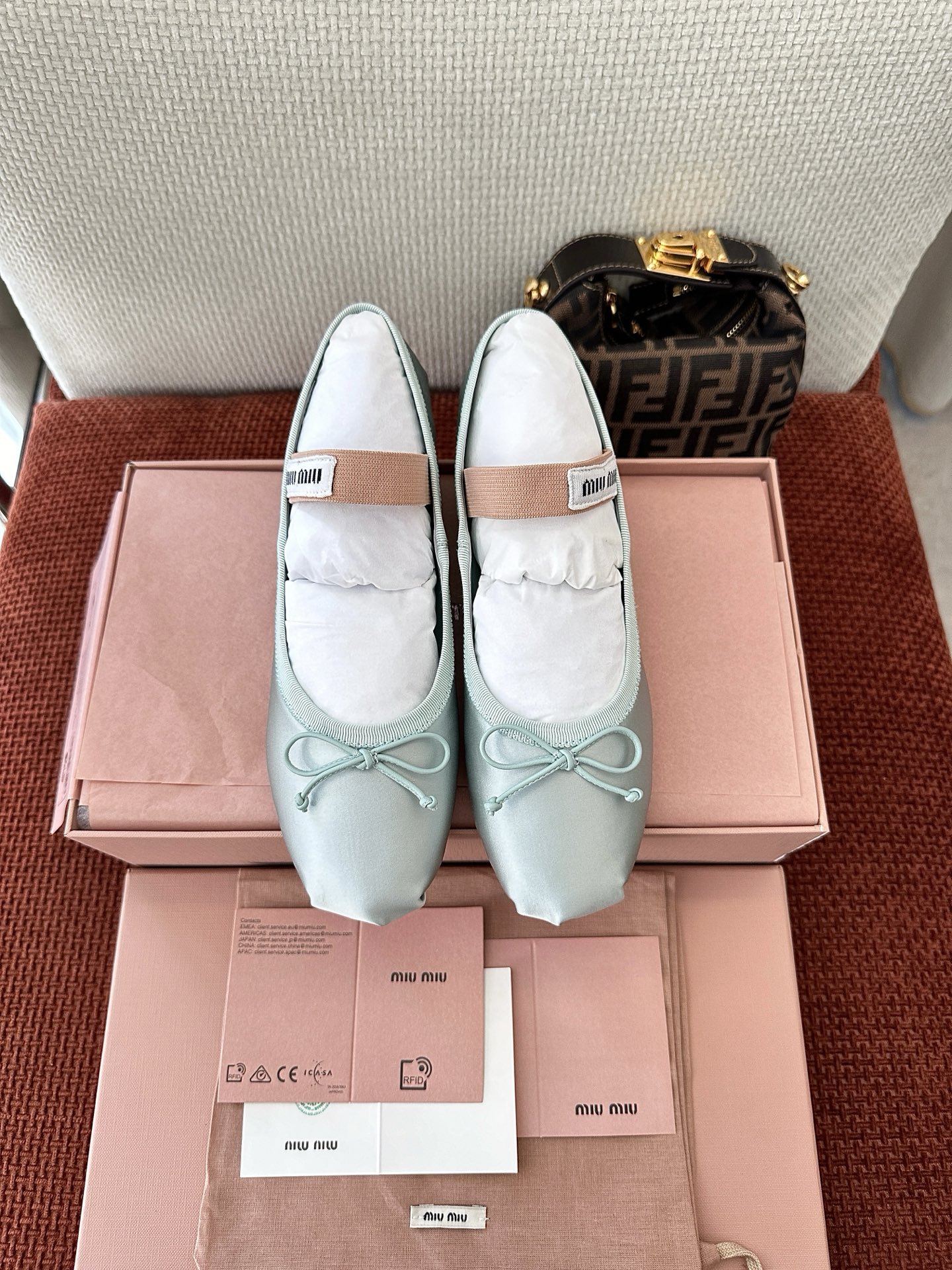 NO:782682,Top quality * 25ss spring and summer satin ballet shoes | Original purchasing agent level - blue Material and craftsmanship Original silk satin Leather lining Upper decorated with bows and knitted logo tags decorated with elastic bands Leather soles Rubber heels Size35-40, ballet shoes, real silk19860909顶级品质 * 25ss春夏缎面芭蕾舞鞋｜原版购入代购级别 -蓝色 材质与工艺 原版真丝缎面 皮革里衬 鞋面点缀蝴蝶结和针织徽标标签装饰弹力带 皮革鞋底橡胶鞋跟 Size35-40,芭蕾舞鞋,real silk,Women's Shoes