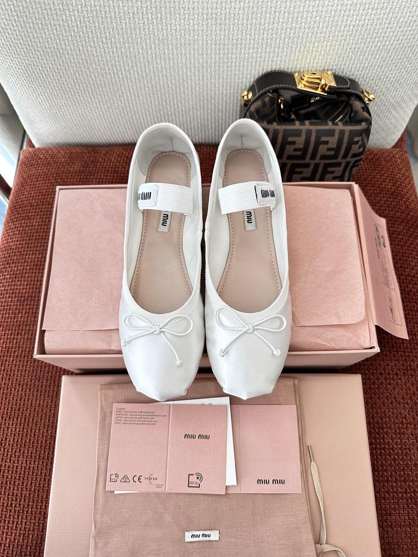 NO:782696,Top quality * 25ss spring and summer satin ballet shoes | Original purchasing agent level - White Material and craftsmanship Original silk satin Leather lining Upper embellished with bows and knitted logo tags decorated with elastic bands Leather soles Rubber heels Size35-40, ballet shoes, real silk19860909顶级品质 * 25ss春夏缎面芭蕾舞鞋｜原版购入代购级别 -白色 材质与工艺 原版真丝缎面 皮革里衬 鞋面点缀蝴蝶结和针织徽标标签装饰弹力带 皮革鞋底橡胶鞋跟 Size35-40,芭蕾舞鞋,real silk,Women's Shoes