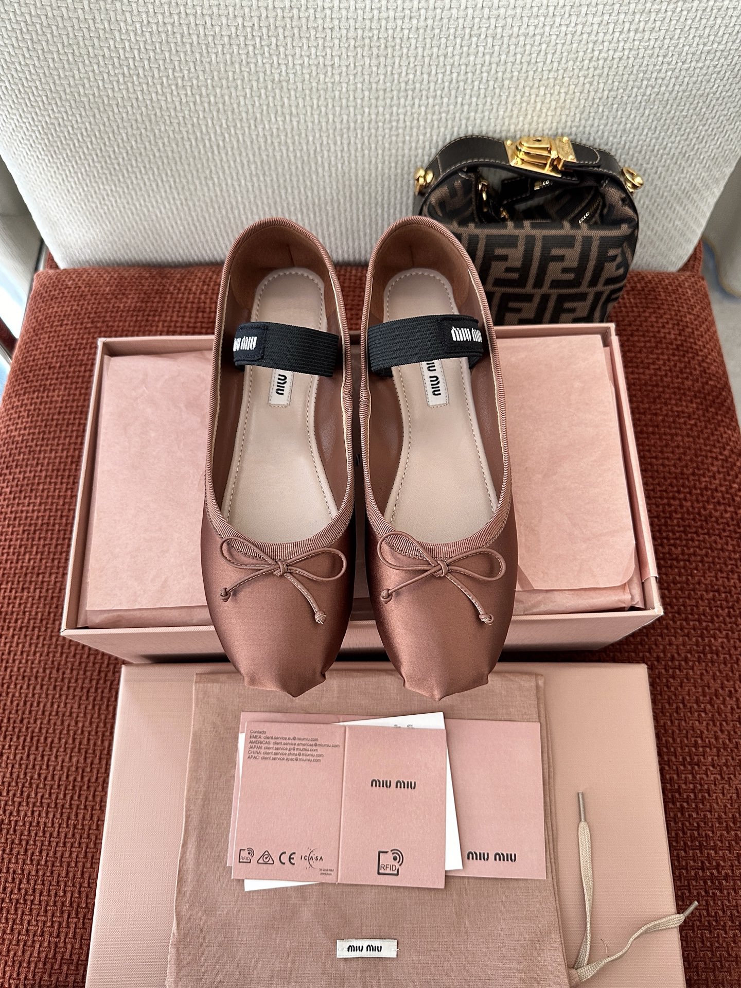 NO:782673,Top quality * 25ss spring and summer satin ballet shoes | Original purchasing agent level - cocoa brown Material and craftsmanship Original silk satin Leather lining Upper embellished with bows and knitted logo tags decorated with elastic bands Leather soles Rubber heels Size35-40, ballet shoes, real silk19860909顶级品质 * 25ss春夏缎面芭蕾舞鞋｜原版购入代购级别 -可可棕 材质与工艺 原版真丝缎面 皮革里衬 鞋面点缀蝴蝶结和针织徽标标签装饰弹力带 皮革鞋底橡胶鞋跟 Size35-40,芭蕾舞鞋,real silk,Women's Shoes