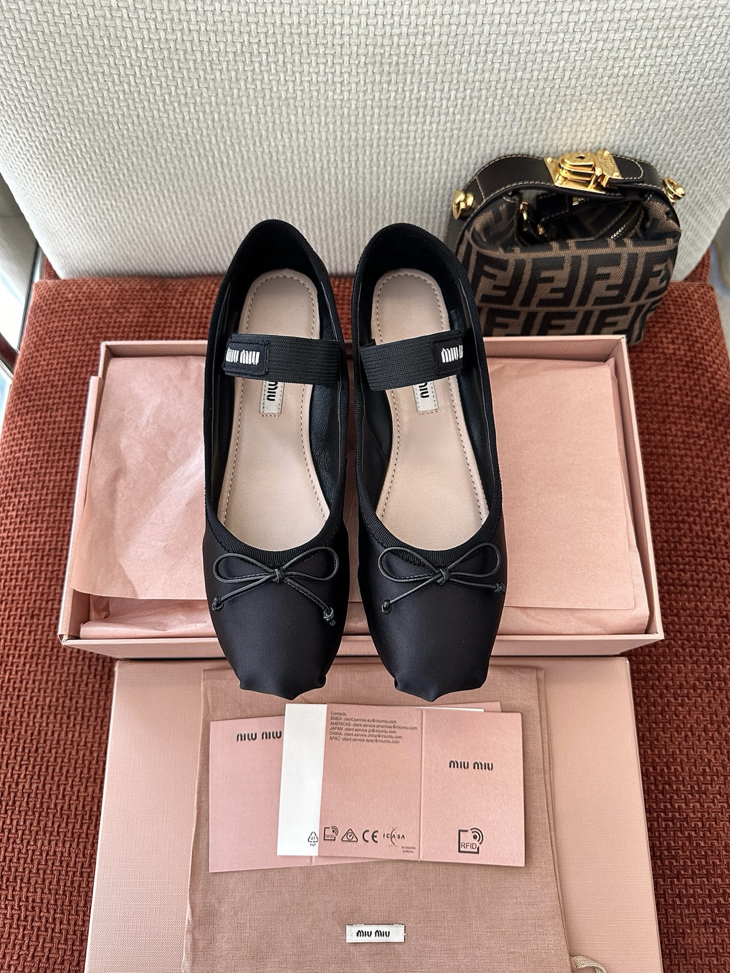 NO:782667,Top quality * 25ss spring and summer satin ballet shoes | Original purchasing agent level - black Material and craftsmanship Original silk satin Leather lining Upper embellished with bows and knitted logo tags decorated with elastic bands Leather soles Rubber heels Size35-40, ballet shoes, real silk19860909顶级品质 * 25ss春夏缎面芭蕾舞鞋｜原版购入代购级别 -黑色 材质与工艺 原版真丝缎面 皮革里衬 鞋面点缀蝴蝶结和针织徽标标签装饰弹力带 皮革鞋底橡胶鞋跟 Size35-40,芭蕾舞鞋,real silk,Women's Shoes