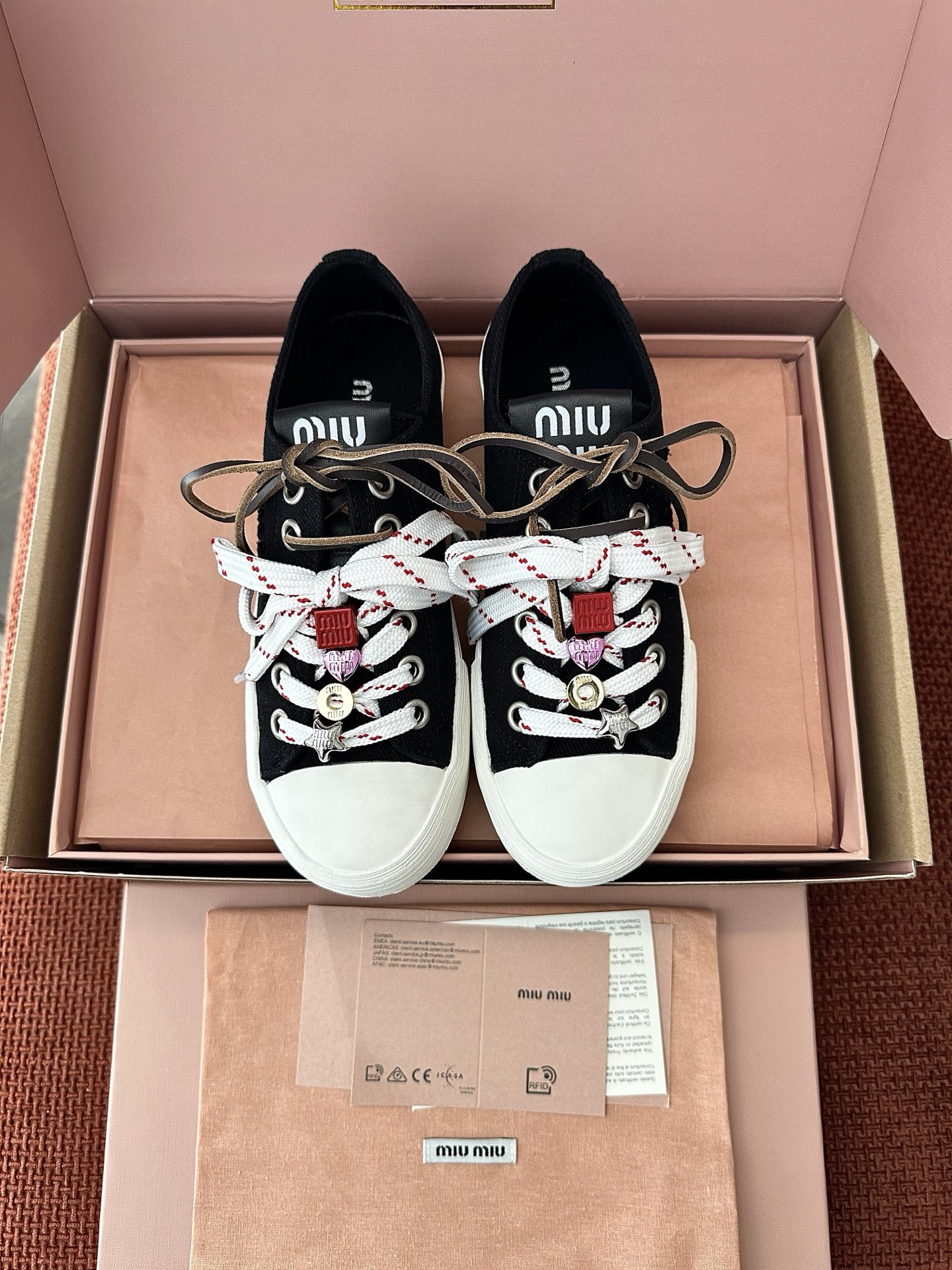 NO:404667,Top quality * 25ss Spring and Summer Washed Tanning Denim Sneakers | Original Purchase Level - Black Material and Crafts Original Washed Tanning Denim Original Fabric Lining Upper with rubber toe cap The tongue and insole are decorated with silk-print logo Cotton and leather laces The side is decorated with bristled logo Logo rubber sole Size35-40, casual shoes/sneakers, sneakers, hats19860909顶级品质 * 25ss春夏水洗丹宁牛仔运动鞋｜原版购入代购级别 -黑色 材质与工艺 原版水洗丹宁牛仔 原版织物衬里 鞋面搭配橡胶趾帽 鞋舌和鞋垫均饰有丝印徽标 棉质与皮革鞋带 侧面饰以毛边徽标 徽标橡胶鞋底 Size35-40,休闲鞋/运动鞋,sneakers,hats,Women's Shoes