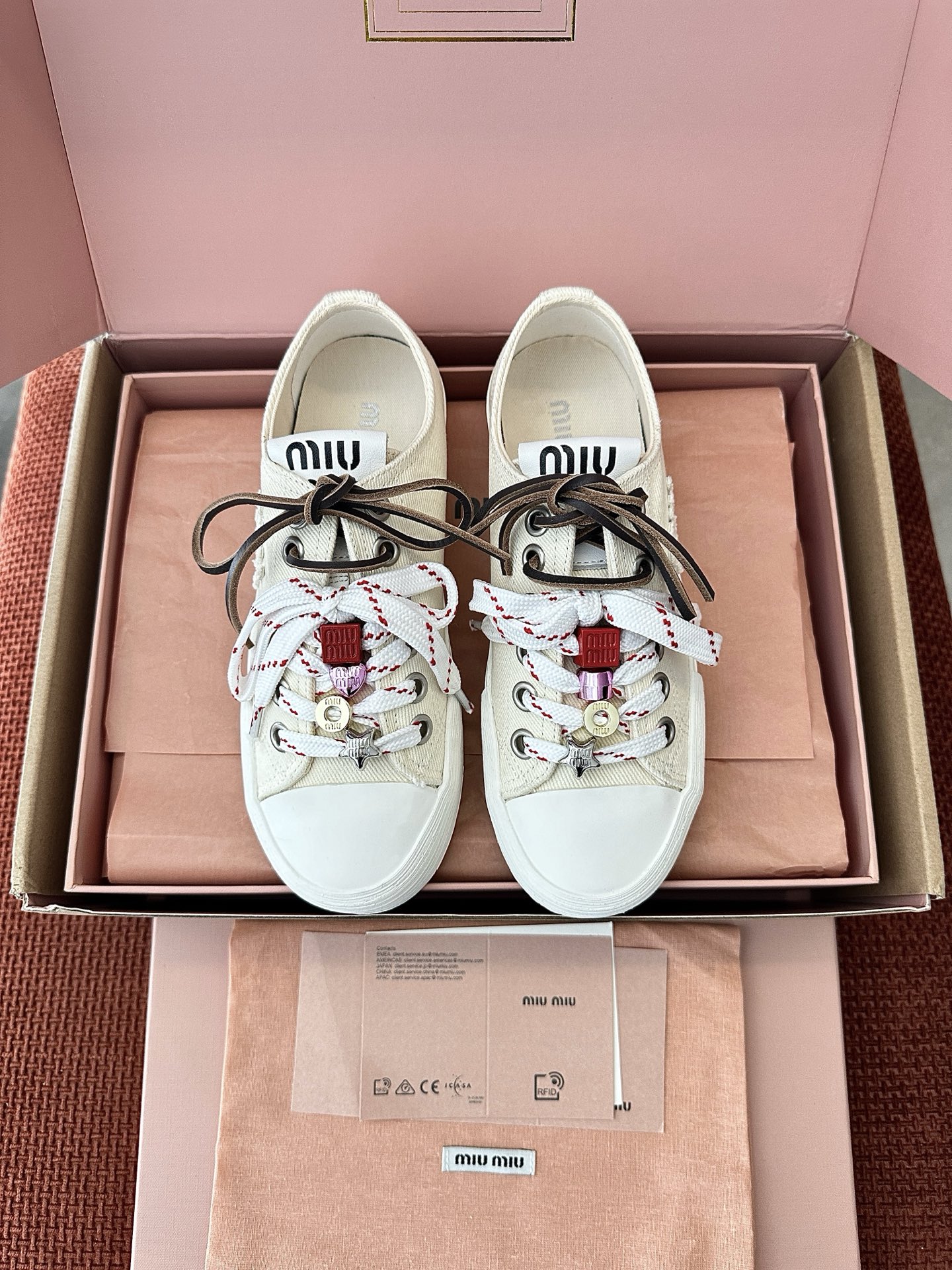 NO:404661,Top quality * 25ss Spring and Summer Washed Tanning Denim Sneakers | Original Purchase Level - Ivory Material and Crafts Original Washed Tanning Denim Original Fabric Lining Upper with rubber toe cap The tongue and insole are decorated with silk-print logo Cotton and leather laces The side is decorated with bristled logo Logo rubber sole Size35-40, casual shoes/sneakers, sneakers, hats19860909顶级品质 * 25ss春夏水洗丹宁牛仔运动鞋｜原版购入代购级别 -象牙色 材质与工艺 原版水洗丹宁牛仔 原版织物衬里 鞋面搭配橡胶趾帽 鞋舌和鞋垫均饰有丝印徽标 棉质与皮革鞋带 侧面饰以毛边徽标 徽标橡胶鞋底 Size35-40,休闲鞋/运动鞋,sneakers,hats,Women's Shoes