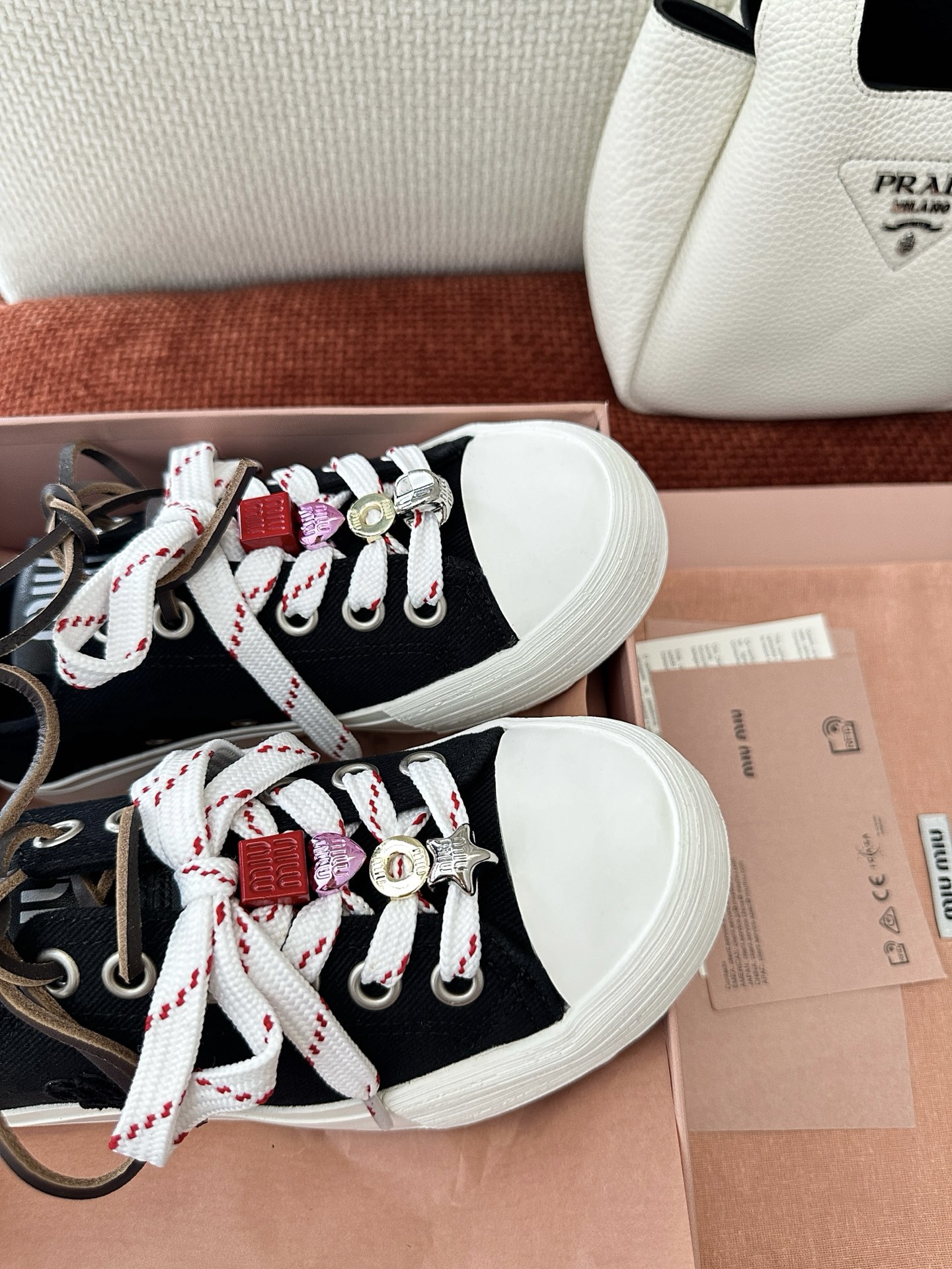 NO:404673,: Details - This sneaker reflects the exploration spirit of Miu M*u. The unique texture of the washing tannin denim complements the detailed design of leather and cotton laces. It is matched with a tough and durable sole to show a casual atmosphere., Casual shoes/sports shoes, miumiu, sneakers19860909: 细节图 -这款运动鞋体现了Miu M*u的探索精神.水洗丹宁牛仔的独特质感与皮革和棉质鞋带细节设计相得益彰,搭配坚韧耐穿的鞋底,尽显休闲气息.,休闲鞋/运动鞋,miumiu,sneakers,Women's Shoes