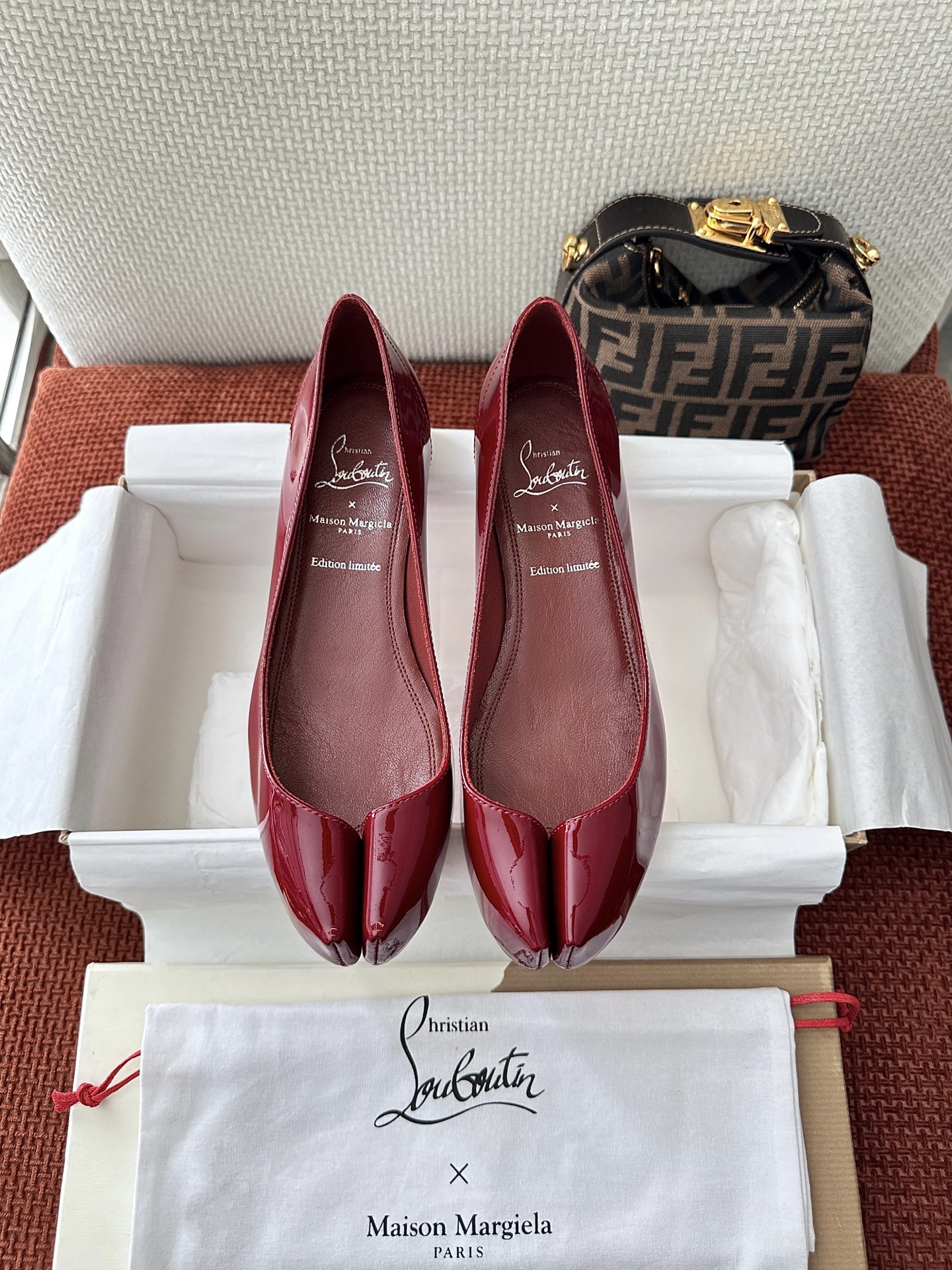NO:413674,Dongguan * * X 25ss Spring and Summer Co-branded Tabi split-toe ballet shoes | Original purchase level - red Imported tire beef patent leather Customized water-dyed leather lining Foot pads are decorated with logo embossed Two-color TPU sole SIZE35-40, split-toe shoes, christian louboutin19860909莞产 * * X 25ss春夏联名款Tabi分趾芭蕾鞋｜原版购入代购级别 -红色 进口胎牛漆皮革 定制水染皮革里衬 垫脚饰有logo压印 双色TPU鞋底 SIZE35-40,分趾鞋,christian louboutin,Women's Shoes