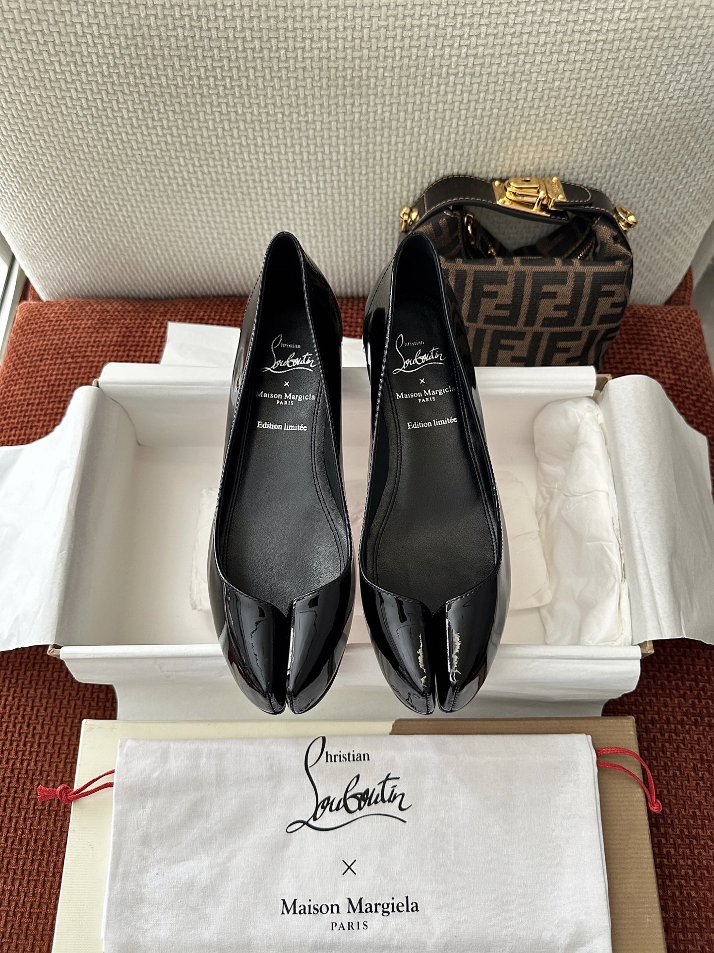NO:413729,Dongguan * * X 25ss Spring and Summer Co-branded Tabi split-toe ballet shoes | Original purchase level - black Imported tire beef patent leather Customized water-dyed leather lining Foot pads are decorated with logo embossed Two-color TPU sole SIZE35-40, split-toe shoes, christian louboutin19860909莞产 * * X 25ss春夏联名款Tabi分趾芭蕾鞋｜原版购入代购级别 -黑色 进口胎牛漆皮革 定制水染皮革里衬 垫脚饰有logo压印 双色TPU鞋底 SIZE35-40,分趾鞋,christian louboutin,Women's Shoes