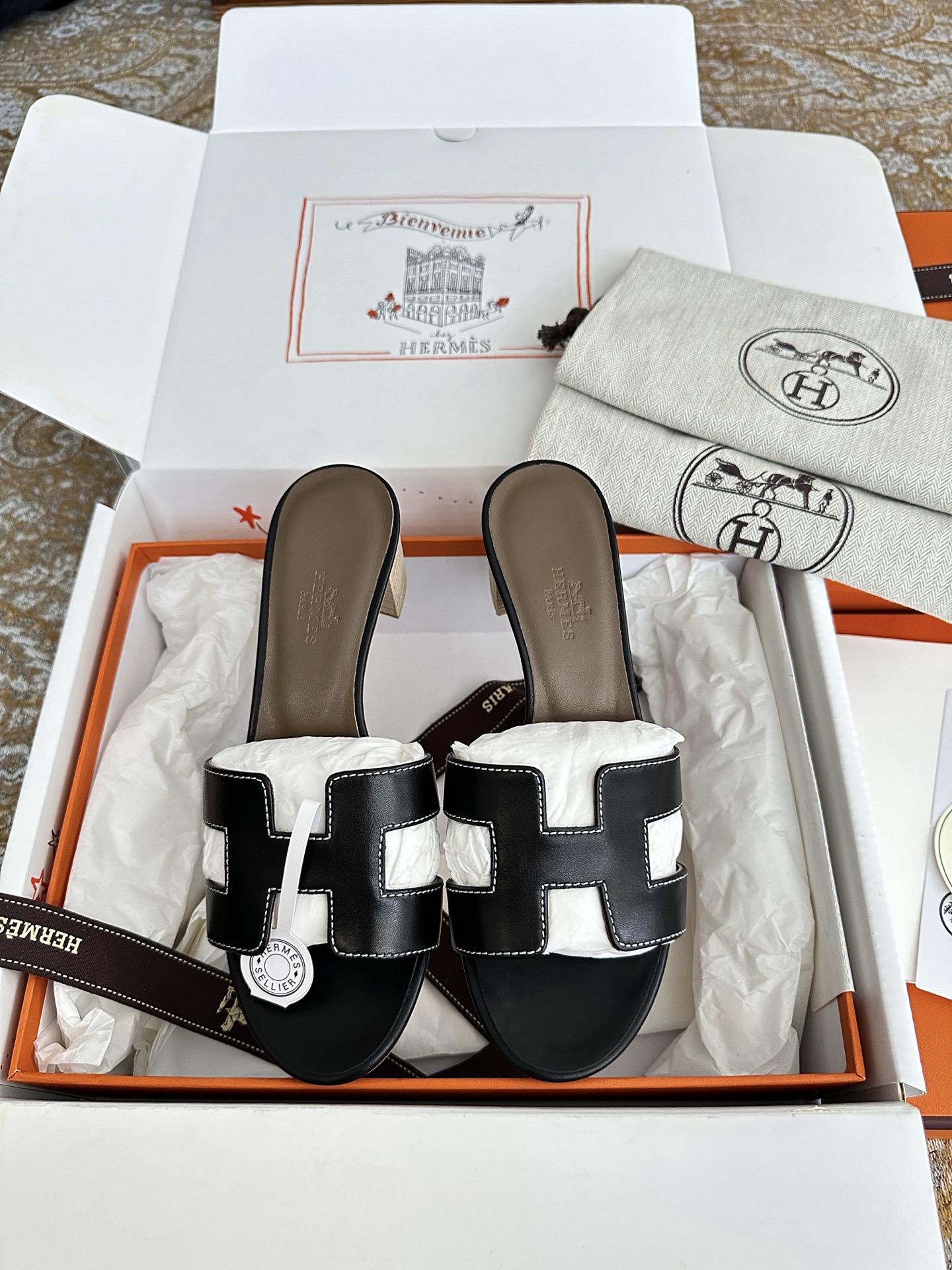 NO:413832,Dongguan * 25ss Spring and Summer Oasis classic mid-heel H-drag｜Original purchase level - black cowhide Material and crafts Original cow leather / palm-pattern leather Sheepskin lining The footrest is decorated with brand logo imprint Italian leather outsole 5cm heel Size35-40, slippers, slippers, cowhide, sheepskin, Leather soles19860909莞产 * 25ss春夏Oasis经典中跟H拖｜原版购入代购级别 -黑色牛皮 材质与工艺 原版牛反革/掌纹皮 羊皮内衬 垫脚饰有品牌标识压印 意大利真皮大底 5cm鞋跟 Size35-40,拖鞋,slippers,cowhide,sheepskin,Leather soles,Women's Shoes