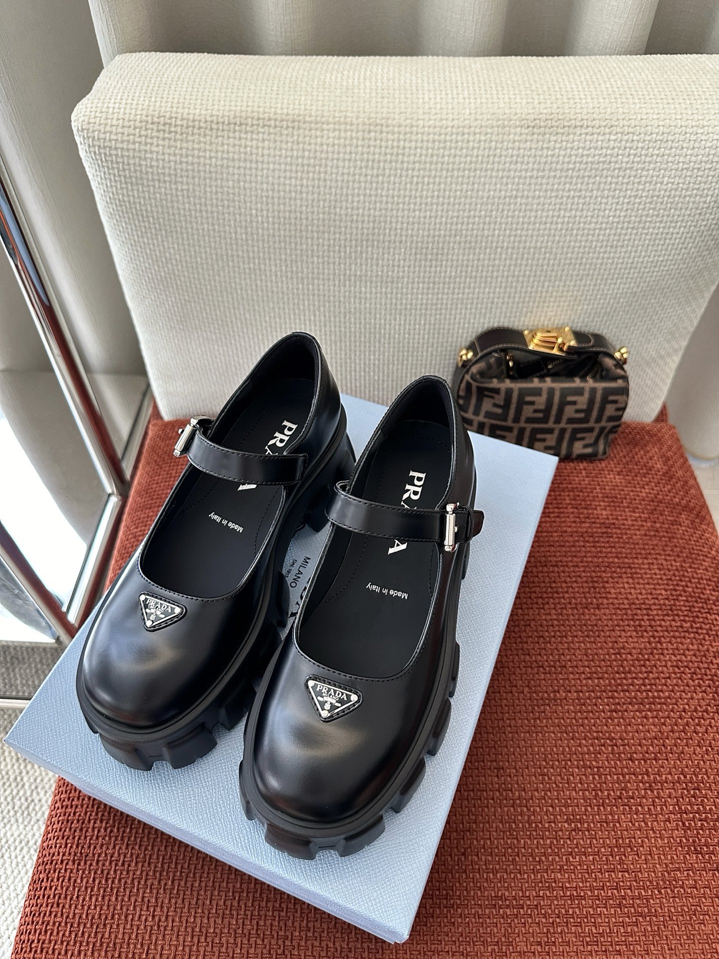 NO:487874,Wan produced * 25ssMonolith Leather Mary Jane Shoes | Original purchase grade - black Material and crafts Original cowhide/suede Leather footbed Accessories and metal buckles Enamel metal triangle logo 5.5cm concave and embossed lightweight rubber sole size35-40, Mary Jane, mary jane, cowhide, chamois leather19860909莞产 * 25ssMonolith 皮革玛丽珍鞋｜原版购入代购级别 -黑色 材质与工艺 原版牛皮革/麂皮 皮革垫脚 配饰带和金属搭扣 涂珐琅金属三角形徽标 5.5cm凹凸纹轻质橡胶底 size35-40,玛丽珍,mary jane,cowhide,chamois leather,Women's Shoes