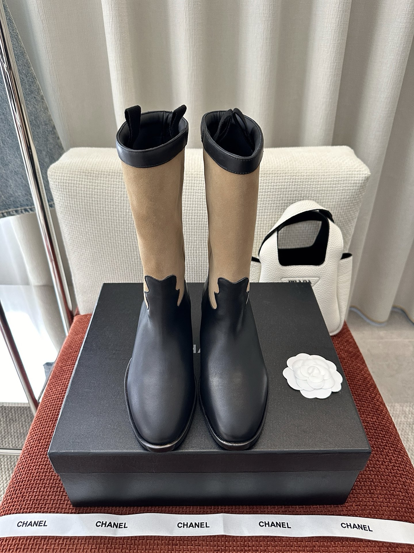 NO:629552,Made in Guangzhou * 25ss new high-end handmade series spliced ​​suede boots｜Original purchasing agent level - apricot material and craftsmanship Original suede/sheep leather fabric Leather lining Double C logo inlay on the heel Heel height 3cm Italian-made genuine leather outsole Size35-40, boots, boots, sheepskin, chamois leather, Leather soles19860909莞产 * 25ss新款高级手工坊系列拼接麂皮靴｜原版购入代购级别 -杏色 材质与工艺 原版麂皮/羊皮革面料 皮革内里 后跟双C logo镶嵌 跟高3cm 意大利产真皮大底 Size35-40,靴子,boots,sheepskin,chamois leather,Leather soles,Women's Shoes