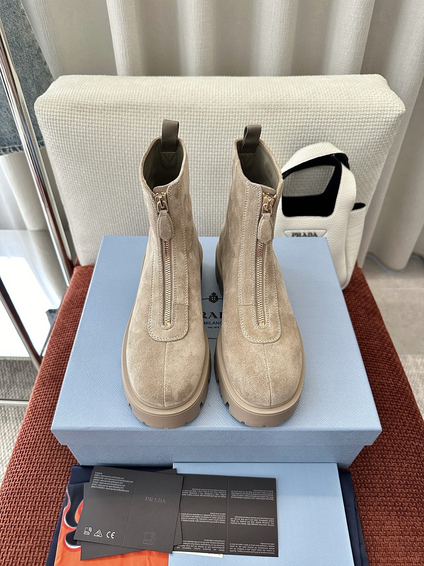 NO:563579,Made in Guangzhou * 25ss new triangular logo suede thick-soled short boots | Original purchasing agent level Material and craftsmanship Original suede leather Leather lining Front zipper closure Enamel-coated metal triangle logo 4.5cm one-piece TPU sole Hot stamped logo Concave sole pattern size35-40, boots, boots, chamois leather19860909莞产 * 25ss新款三角标麂皮厚底短靴｜原版购入代购级别 材质与工艺 原版麂皮革 皮革衬里 前拉链开合 涂珐琅金属三角形徽标 4.5cm一体TPU鞋底 热印徽标 凹凸鞋底花纹 size35-40,靴子,boots,chamois leather,Women's Shoes