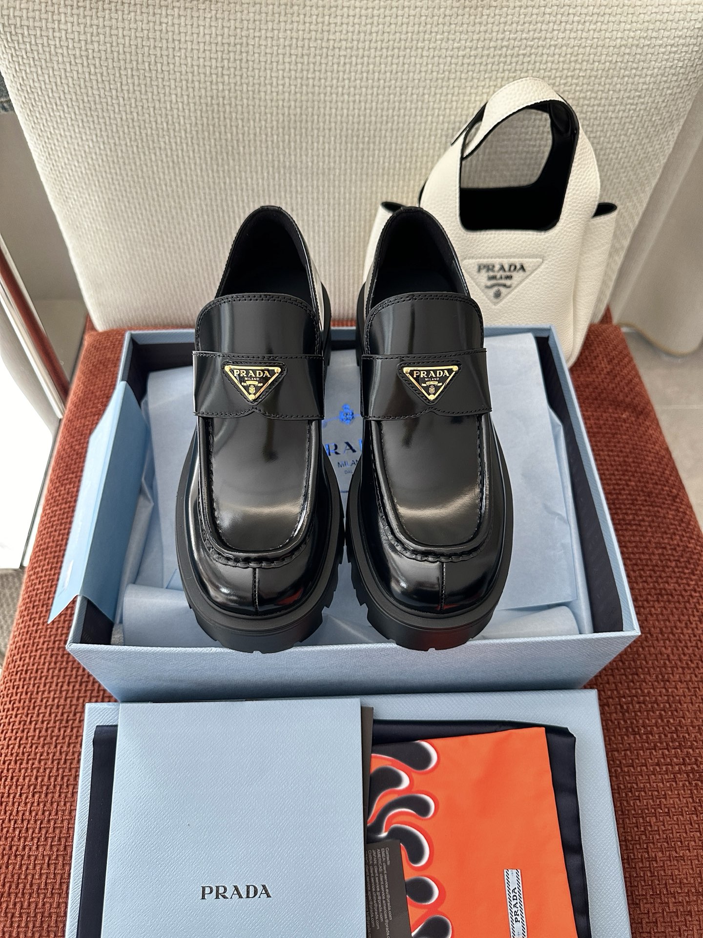NO:563042,Made in Guangzhou * 25ss new thick-soled triangular logo loafers | Original purchasing agent level - black Material and craftsmanship Original open-edge beaded cow leather/suede Leather feet Enamel-coated metal triangle logo 5cm hot-stamped logo decoration integrated rubber sole size 35-40, loafers, loafers, cowhide, chamois leather19860909莞产 * 25ss新款厚底三角标乐福鞋｜原版购入代购级别 -黑色 材质与工艺 原版开边珠牛皮革/麂皮 皮革垫脚 涂珐琅金属三角形徽标 5cm热印徽标装饰一体式橡胶鞋底 size35-40,乐福鞋,loafers,cowhide,chamois leather,Women's Shoes