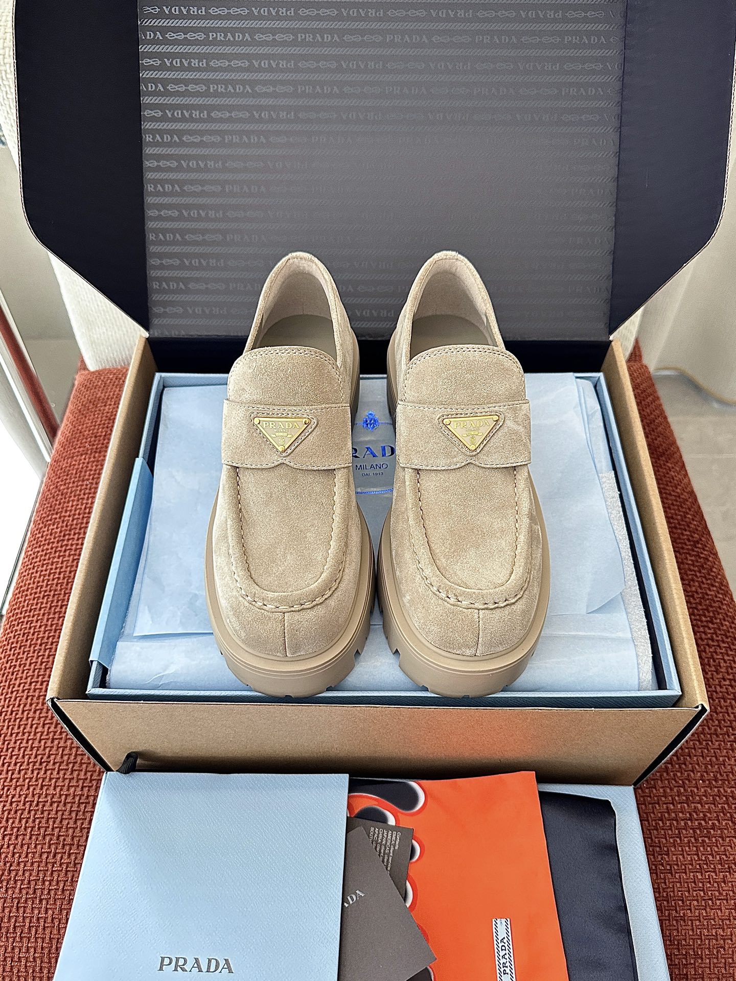 NO:563036,Made in Guangzhou * 25ss new thick-soled triangular logo loafers | Original purchasing agent level - apricot material and craftsmanship original open-edge beaded cow leather/suede leather feet Enamel-coated metal triangle logo 5cm hot-stamped logo decoration integrated rubber sole size 35-40, loafers, loafers, cowhide, chamois leather19860909莞产 * 25ss新款厚底三角标乐福鞋｜原版购入代购级别 -杏色 材质与工艺 原版开边珠牛皮革/麂皮 皮革垫脚 涂珐琅金属三角形徽标 5cm热印徽标装饰一体式橡胶鞋底 size35-40,乐福鞋,loafers,cowhide,chamois leather,Women's Shoes