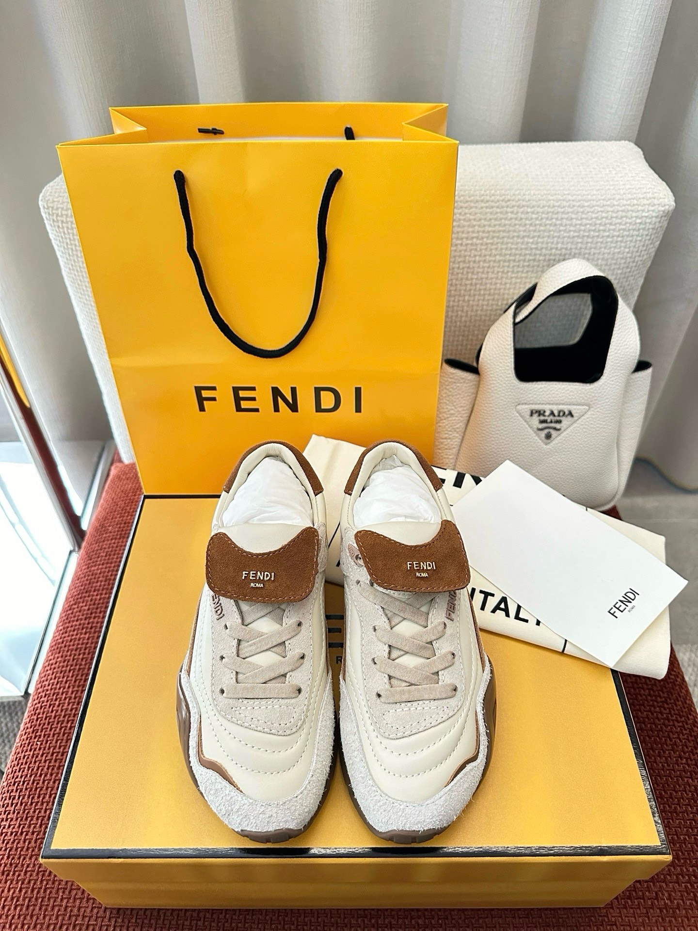 NO:594282,Top quality men's * 25ss new Wave Pulse lace-up low-top sneakers｜Original purchasing agent level - white Material and craftsmanship Original imported cow leather/horse hair/suede/technical fabric fabric splicing Original leather lining Three-dimensional rubber logo on the side Gold metal FEND*I logo on the tongue Embossed FEND*I lettering on the heel Open-molded TPU rubber thick sole  Size35-45,casual shoes/sports shoes,fendi,sneakers,cowhide,chamois leather19860909顶级品质 男 * 25ss新款Wave Pulse系带低帮运动鞋｜原版购入代购级别 -白色 材质与工艺 原版进口牛皮革/马毛/麂皮/科技织物面料拼接 原版皮革内里 侧面饰有三维橡胶标志 鞋舌饰有金色金属FEND*I标志 后跟处饰有凸纹压花FEND*I字样 开模TPU橡胶厚底 Size35-45,休闲鞋/运动鞋,fendi,sneakers,cowhide,chamois leather,Women's Shoes