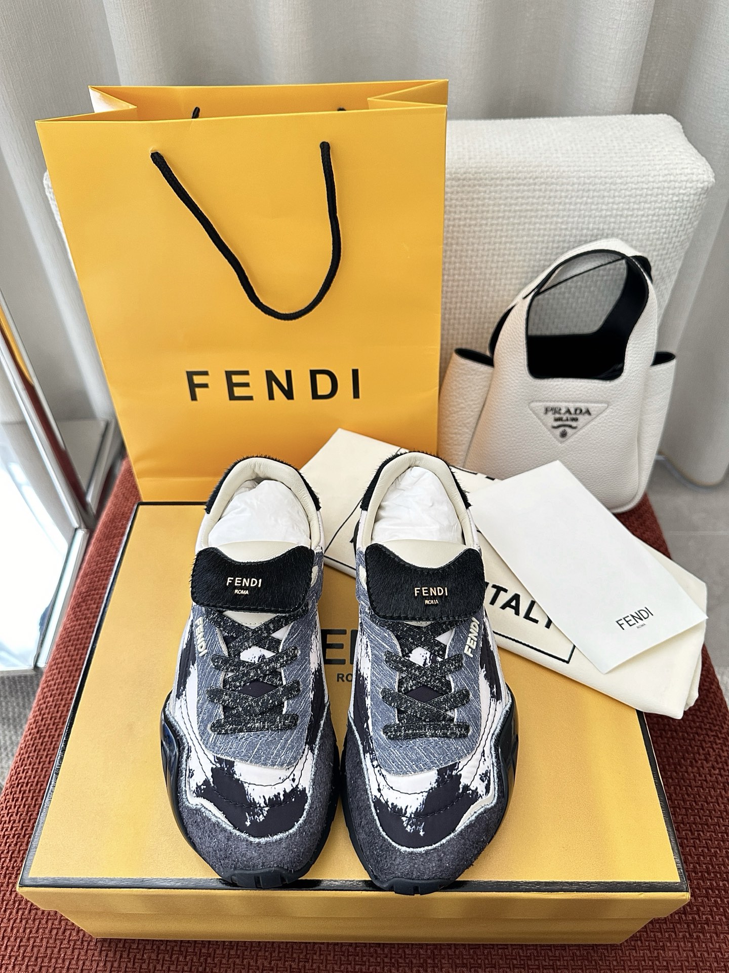 NO:594270,Top quality men's * 25ss new Wave Pulse lace-up low-top sneakers｜Original purchasing agent level - black Material and craftsmanship Original imported cow leather/horse hair/suede/technical fabric fabric splicing Original leather lining Three-dimensional rubber logo on the side Gold metal FEND*I logo on the tongue Embossed FEND*I lettering on the heel Open-molded TPU rubber thick sole  Size35-45,casual shoes/sports shoes,fendi,sneakers,cowhide,chamois leather19860909顶级品质 男 * 25ss新款Wave Pulse系带低帮运动鞋｜原版购入代购级别 -黑色 材质与工艺 原版进口牛皮革/马毛/麂皮/科技织物面料拼接 原版皮革内里 侧面饰有三维橡胶标志 鞋舌饰有金色金属FEND*I标志 后跟处饰有凸纹压花FEND*I字样 开模TPU橡胶厚底 Size35-45,休闲鞋/运动鞋,fendi,sneakers,cowhide,chamois leather,Women's Shoes