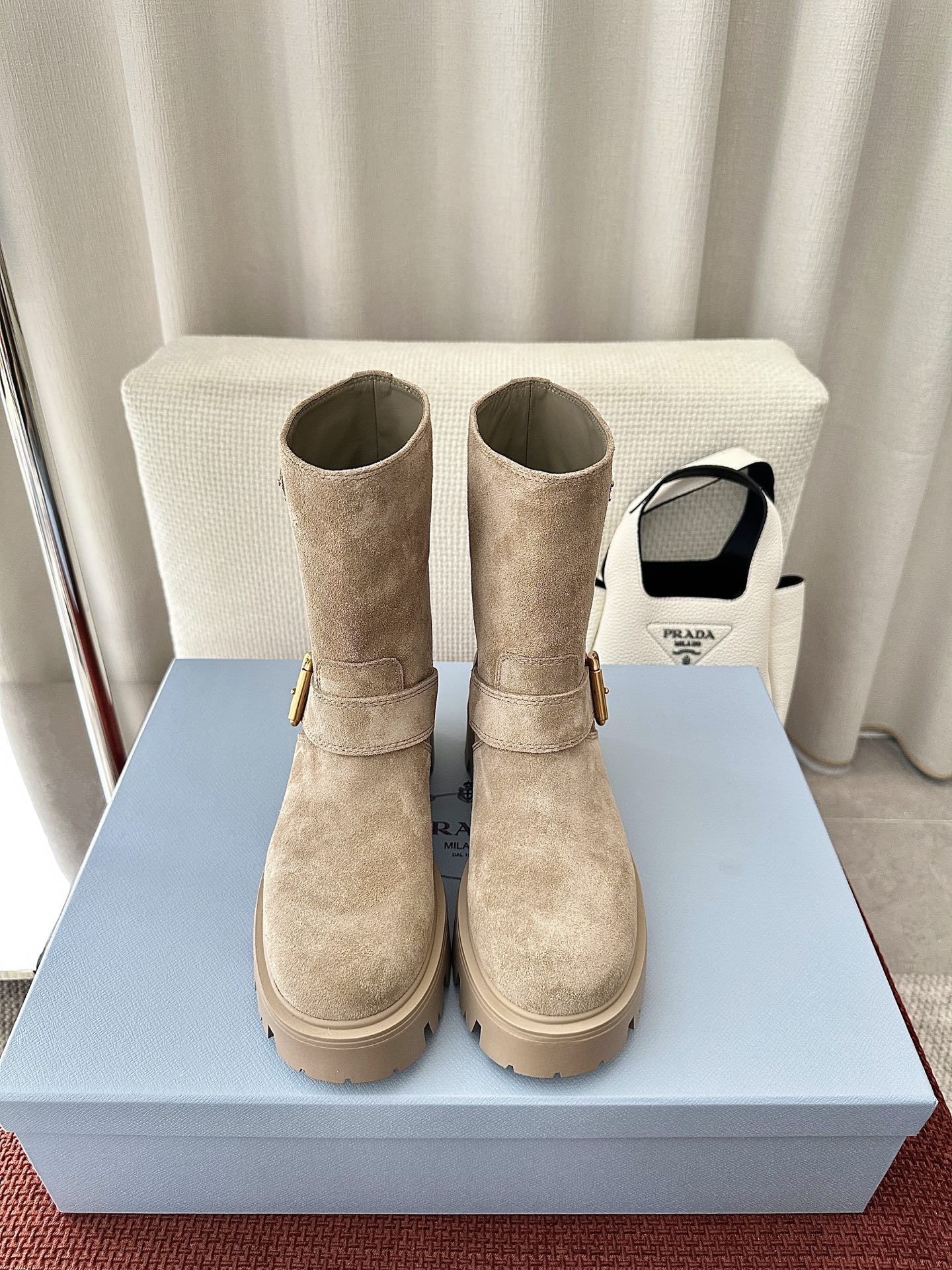 NO:594241,Made in Guangzhou * 25ss new triangle logo leather short boots | Original purchasing agent level - black Material and workmanship Original cow leather/suede Upper with engraved logo metal buckle Leather lining Enamel-coated metal triangle logo One-piece rubber sole, 5 cm, decorated with hot-stamped logo Tire lug sole size 35-40, boots, boots, cowhide, chamois leather19860909莞产 * 25ss新款三角标皮革短靴｜原版购入代购级别 -黑色 材质与工艺 原版牛皮革/麂皮 鞋面配雕刻式徽标金属搭扣 皮革衬里 涂珐琅金属三角形徽标 一体式橡胶鞋底,5厘米,饰有烫印徽标 轮胎凸纹鞋底 size35-40,靴子,boots,cowhide,chamois leather,Women's Shoes