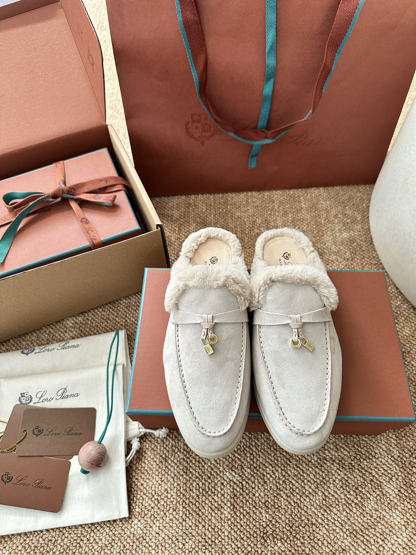 NO:693824,* Charms Walk Babouche women's moccasin fur half-flop｜Original purchasing agent level - Nude color Material and craftsmanship Upper suede cow leather Lined with nutria fur Hand-stitched upper front Decorated with My Charms mini pendant White logo rubber outsole Size35-42 (40, 41, 42 customized non-refundable), half-fleece fur shoes, cowhide19860909*  Charms Walk Babouche女士莫卡辛毛毛半拖｜原版购入代购级别 -裸色 材质与工艺 鞋面绒面牛皮革 衬里海狸鼠毛皮 鞋面前部手工缝合 饰以My Charms迷你吊坠 白色logo橡胶大底 Size35-42（40、41、42定制不退换）,半拖毛毛鞋,cowhide,Women's Shoes