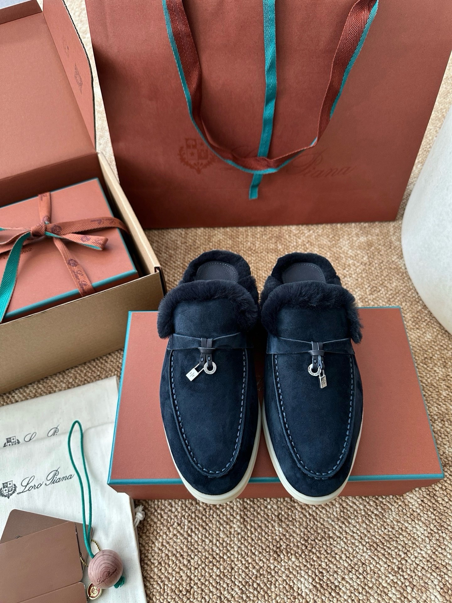 NO:693819,Caviar, half-flop shoes19860909鱼子酱,半拖毛毛鞋,Women's Shoes