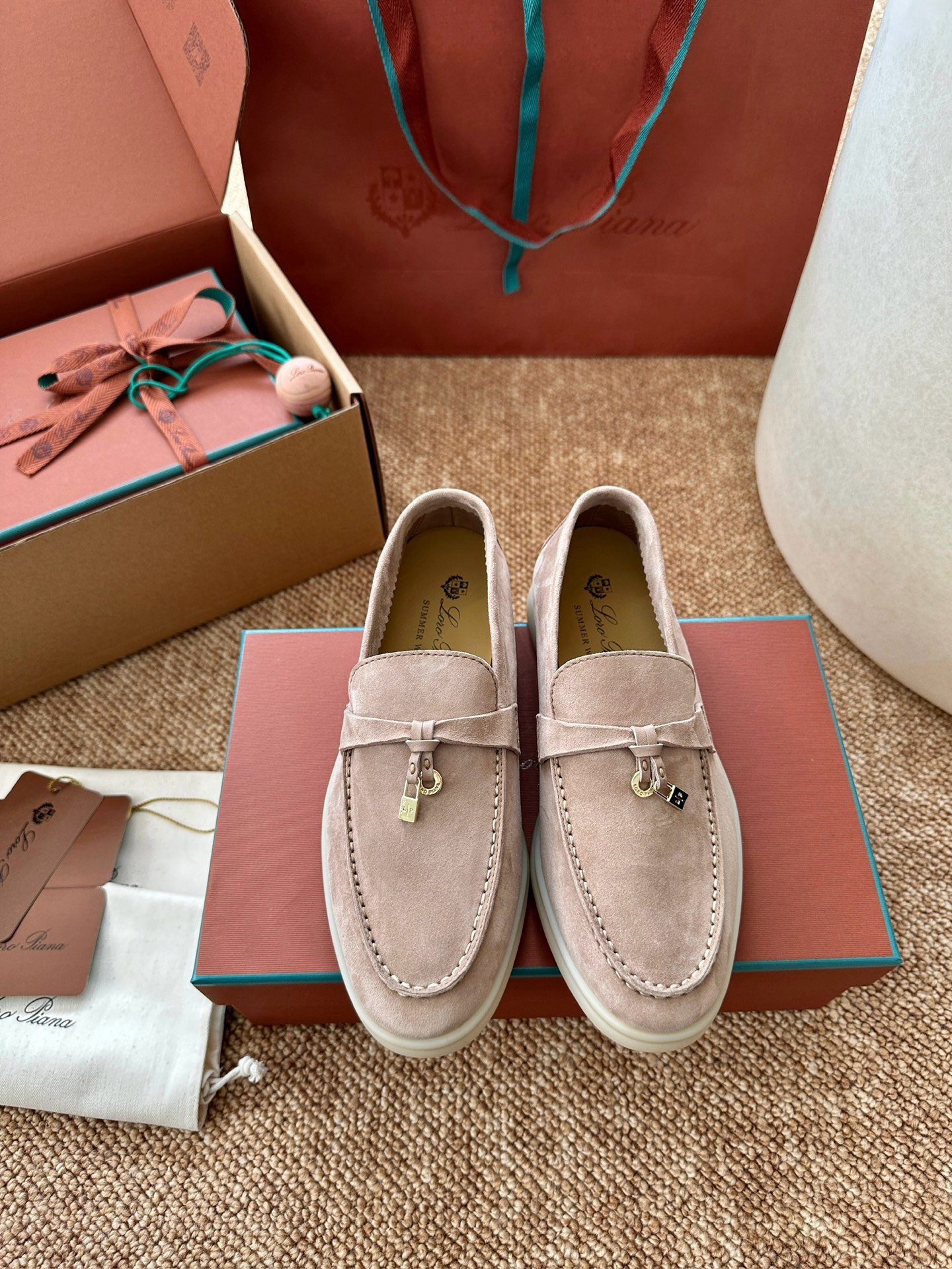 NO:694047,* Classic Summer Charms Walk minimalist white-soled shoes | Original purchasing agent level - Sand color Material and craftsmanship Original soft suede cow leather Original leather lining Decorated with My Charms mini pendant White logo rubber outsole Size35-42 (40, 41, 42 customizations are not returnable), loafers half-slippers, loafers, cowhide19860909* 经典Summer Charms Walk极简白底鞋｜原版购入代购级别 -沙色 材质与工艺 原版柔软绒面牛皮革 原版皮革里衬 饰以My Charms迷你吊坠 白色logo橡胶大底 Size35-42（40、41、42定制不退换）,乐福鞋半拖,loafers,cowhide,Women's Shoes