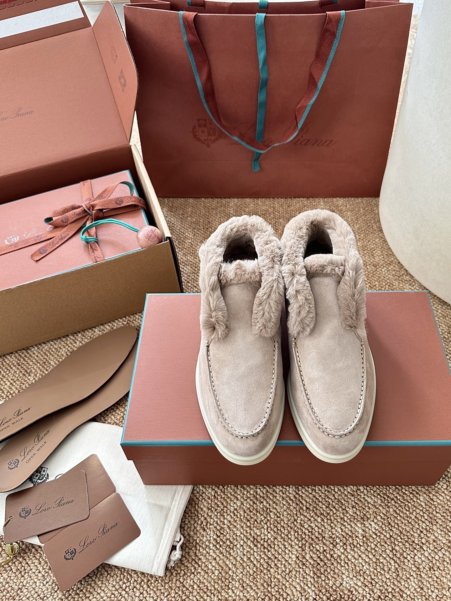 NO:693840,* Classic Oen Walk women's ankle boots | Original purchasing agent level - Sand color Material and craftsmanship Upper suede cow leather Lining nutria fur Lining lining cow leather Front exposed zigzag hand-stitching White logo rubber outsole Size35-42 (40, 41, 42 customized non-returnable), casual shoes/sports shoes, boots, sneakers, cowhide19860909*  经典Oen Walk女士踝靴｜原版购入代购级别 -沙色 材质与工艺 鞋面绒面牛皮革 衬里海狸鼠毛皮 内衬里料牛皮革 前帮外露锯齿形手工缝线 白色logo橡胶大底 Size35-42（40、41、42定制不退换）,休闲鞋/运动鞋,boots,sneakers,cowhide,Women's Shoes